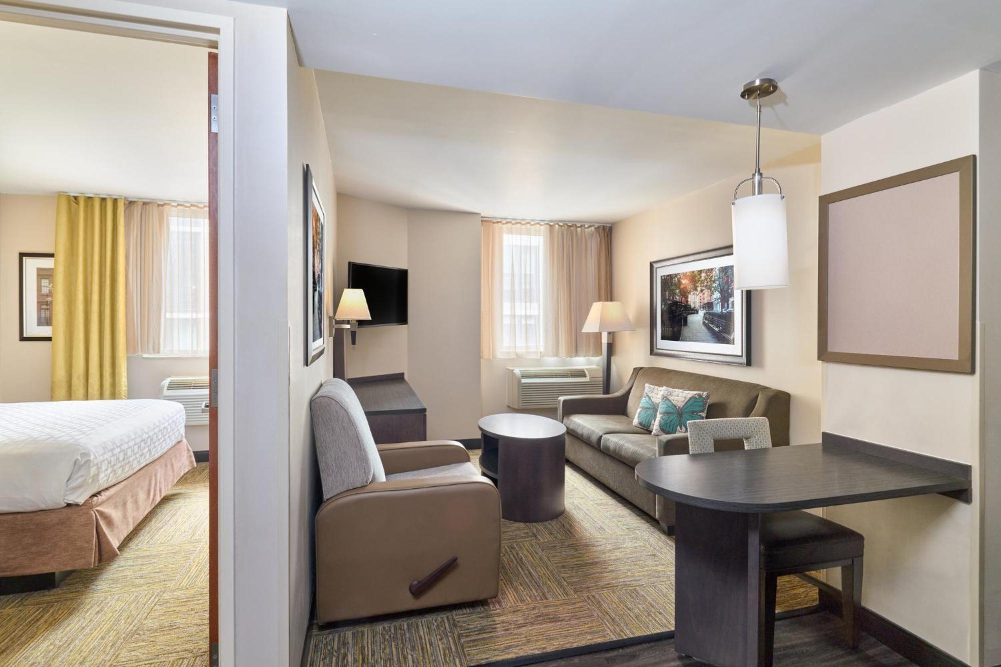 One-Bedroom Queen Suite,1434750169:JPEG