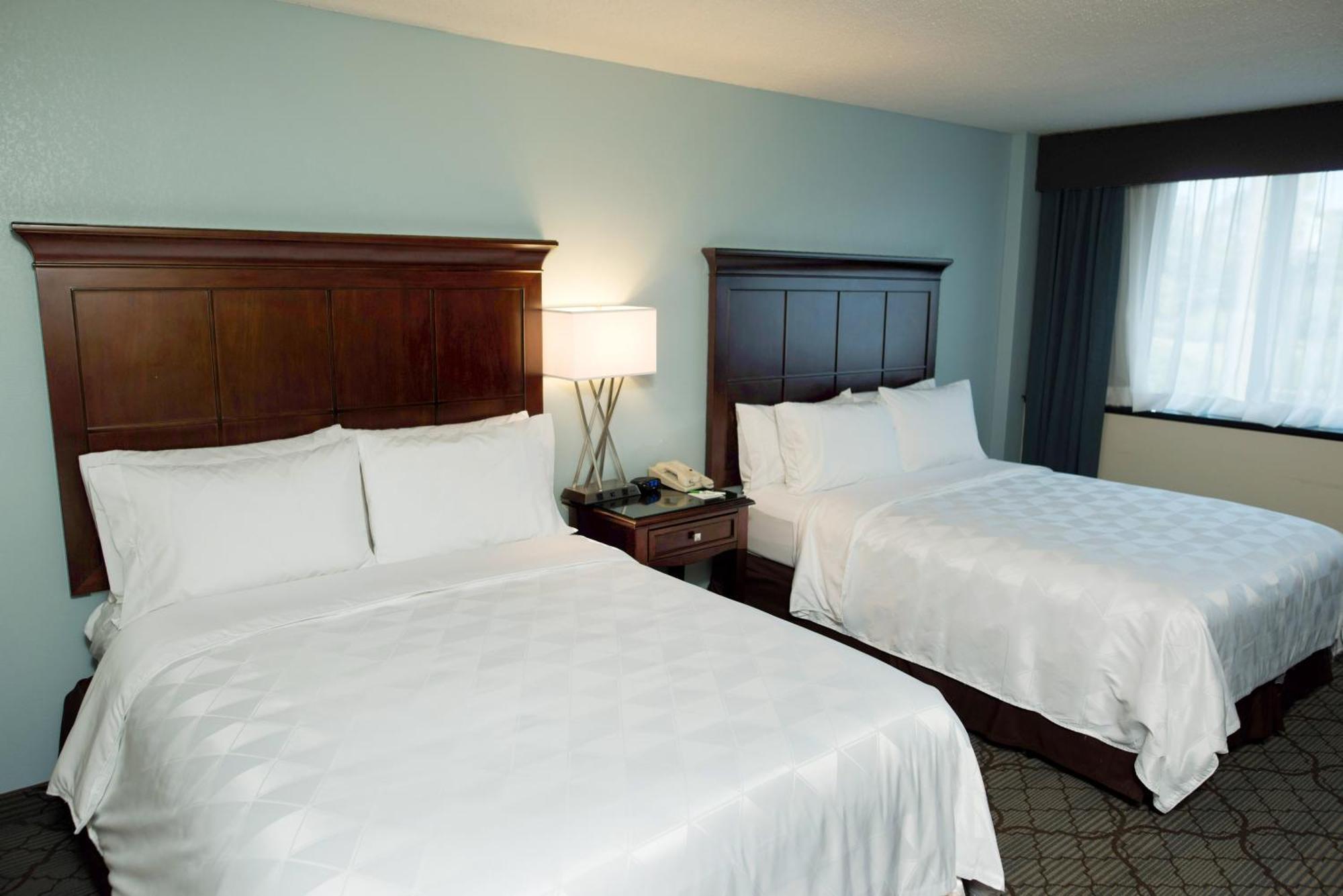 Standard Queen Room Two Queen Beds Tub Mobility or Communications Accessible,1769545267:JPEG