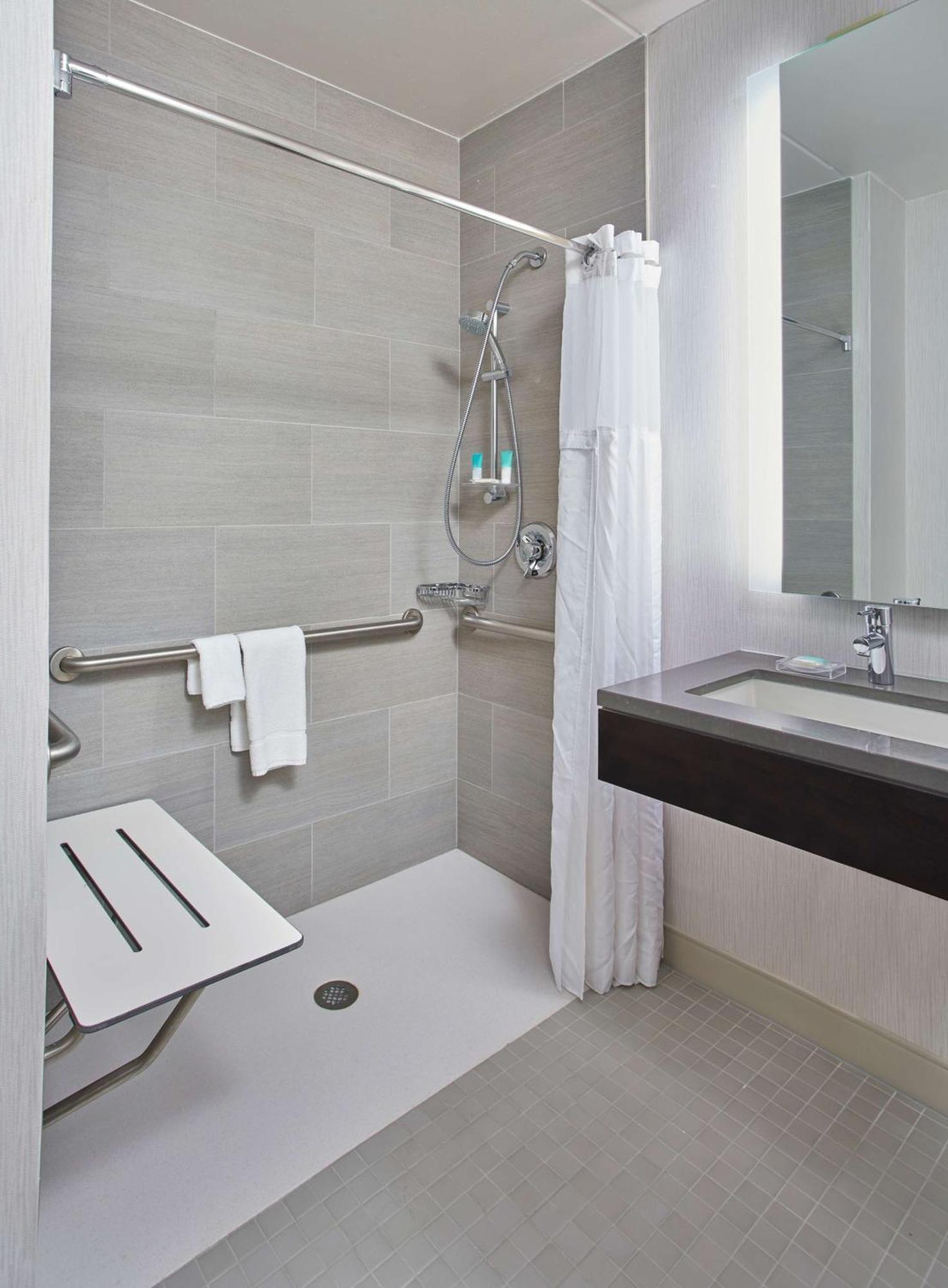 Queen Room Two Queen Beds Accessible Tub