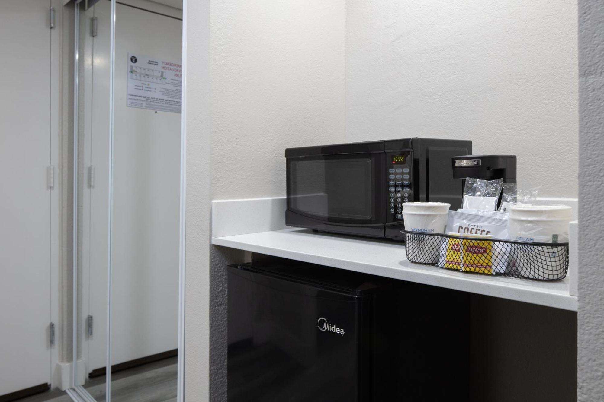 Queen Room Two Queen Beds Bath Tub Mobility Accessible or Non-Smoking