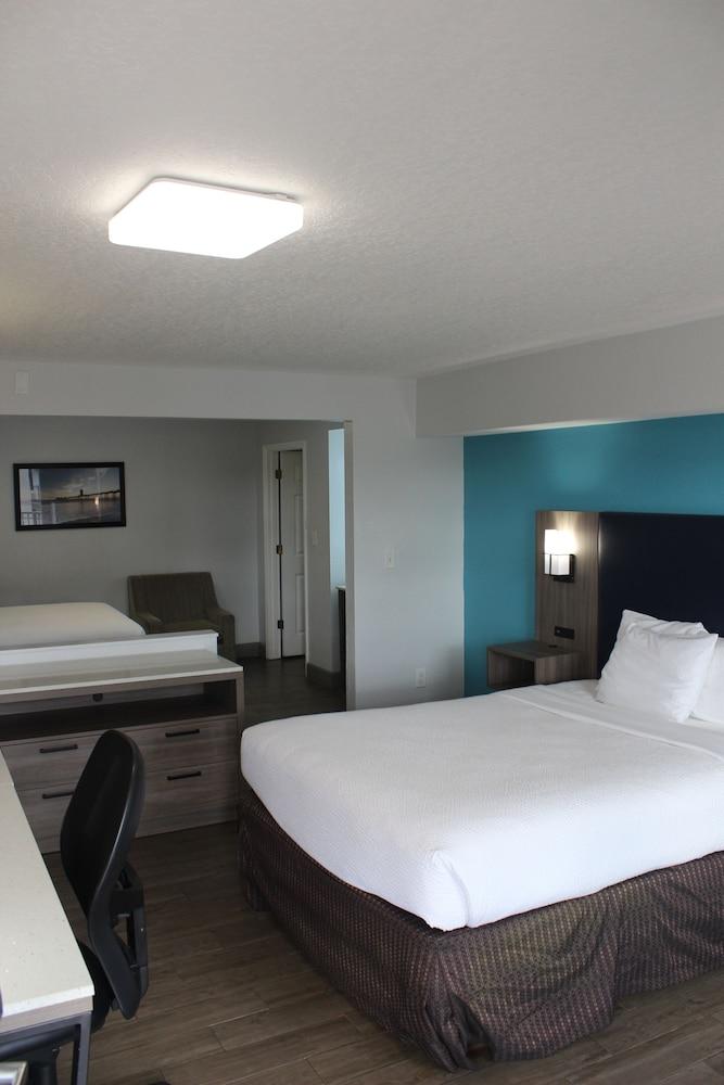 Partial Split Queen Suite City View Non-Smoking