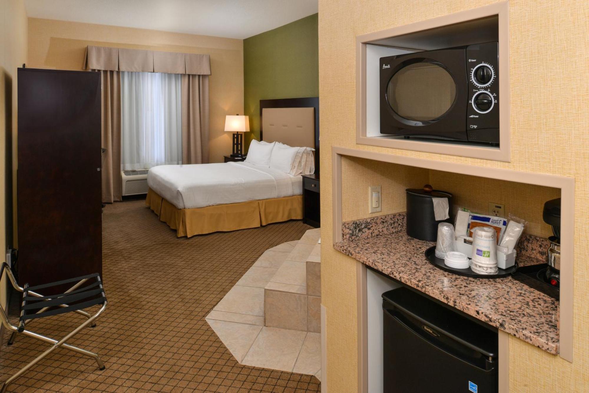 King Suite Jetted Tub