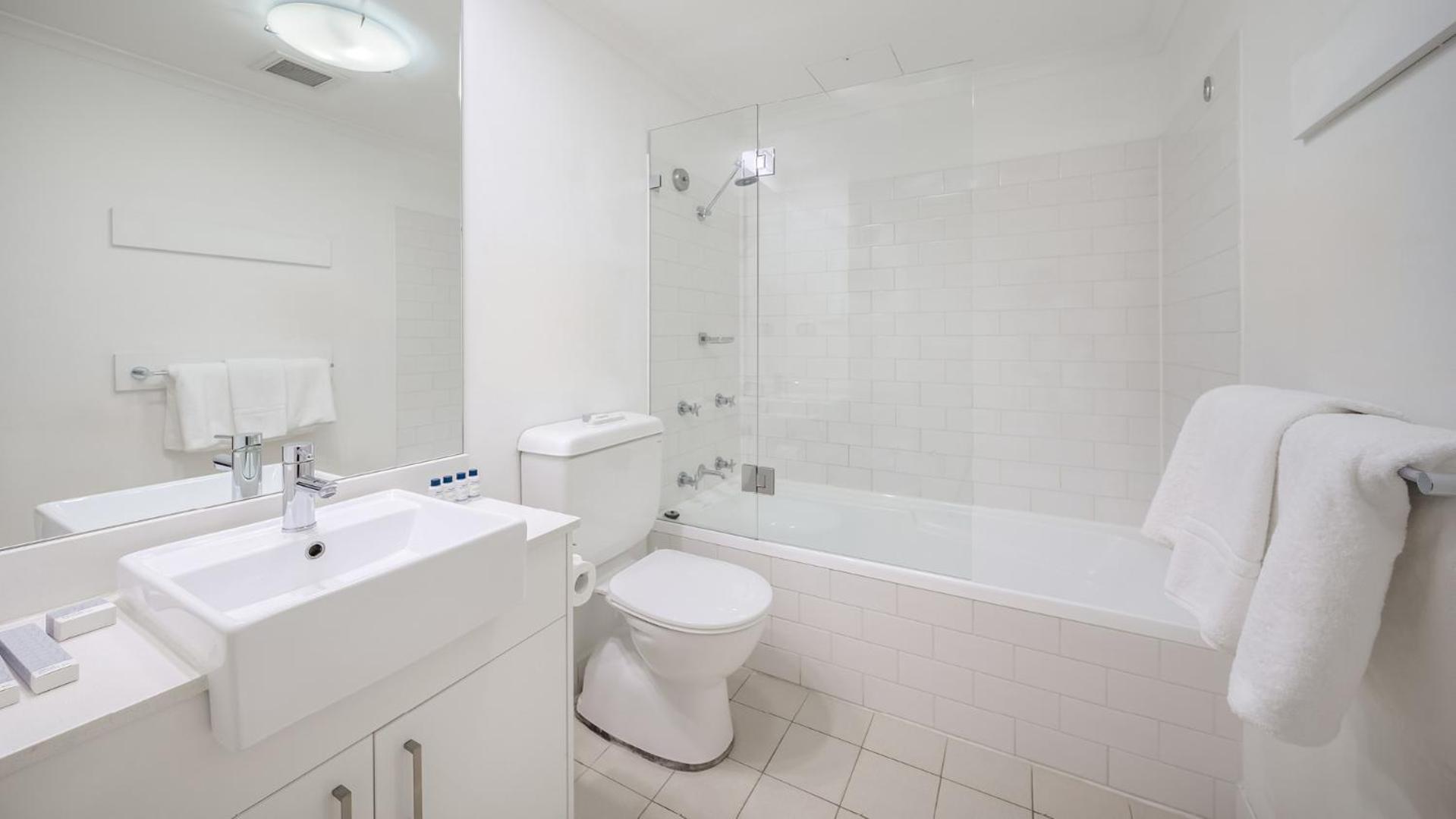 Executive Two-Bedroom Two-Bathroom Apartment City Skyline View No Housekeeping,1530796390:JPEG
