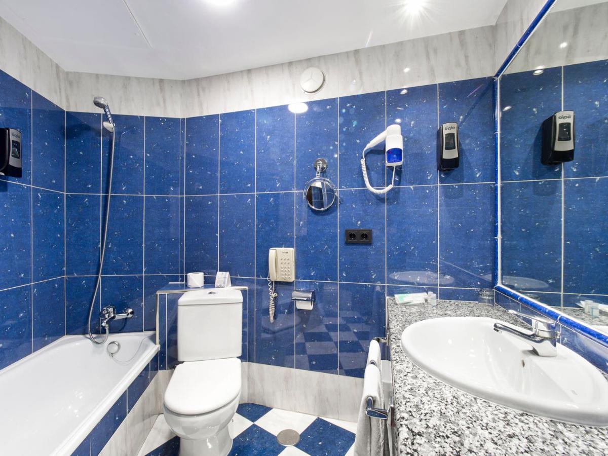 Twin Room with Extra Bed (2 Adults + 1 Child),325006906:JPEG