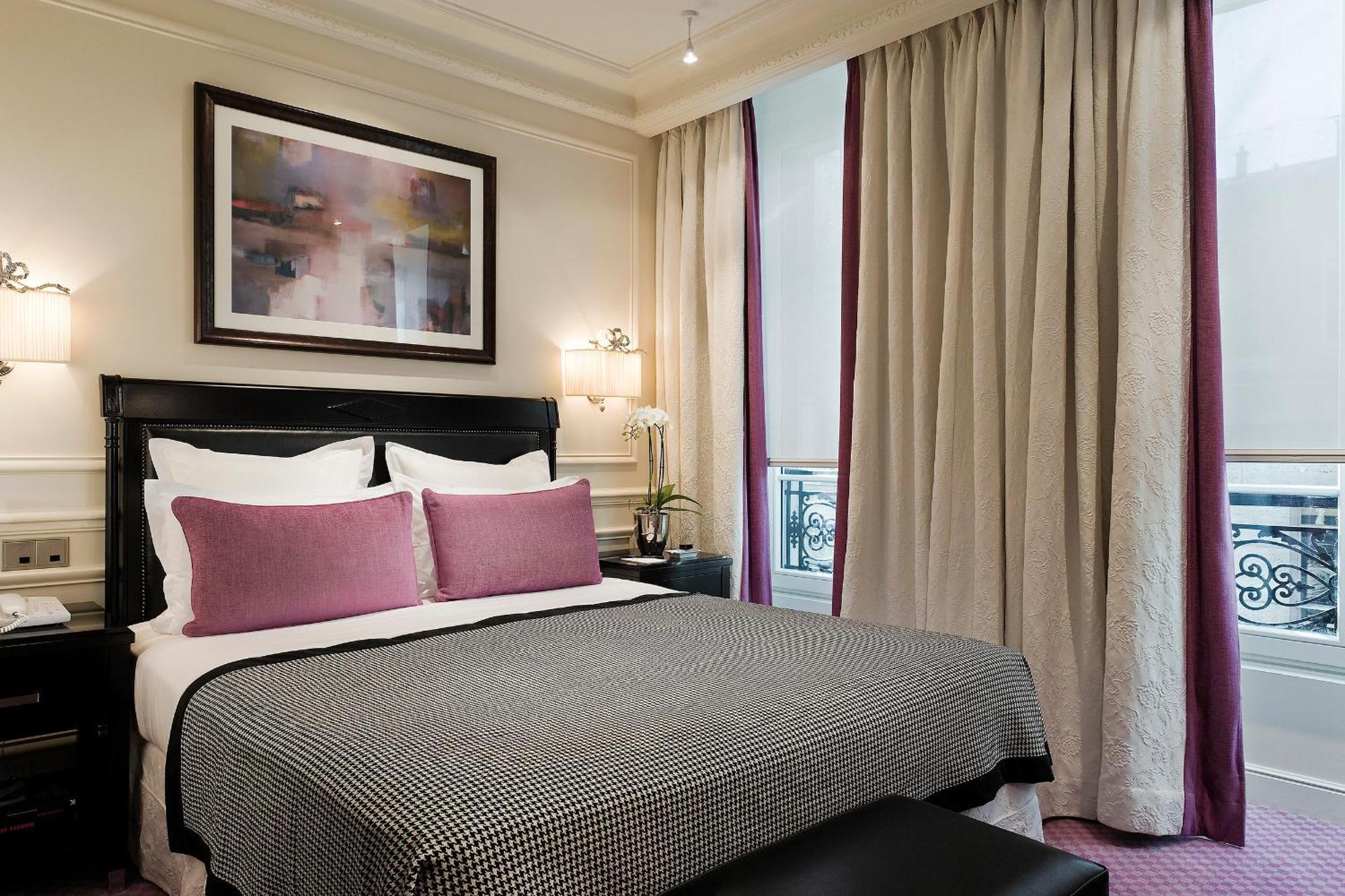 Standard Double Room Queen bed & bath