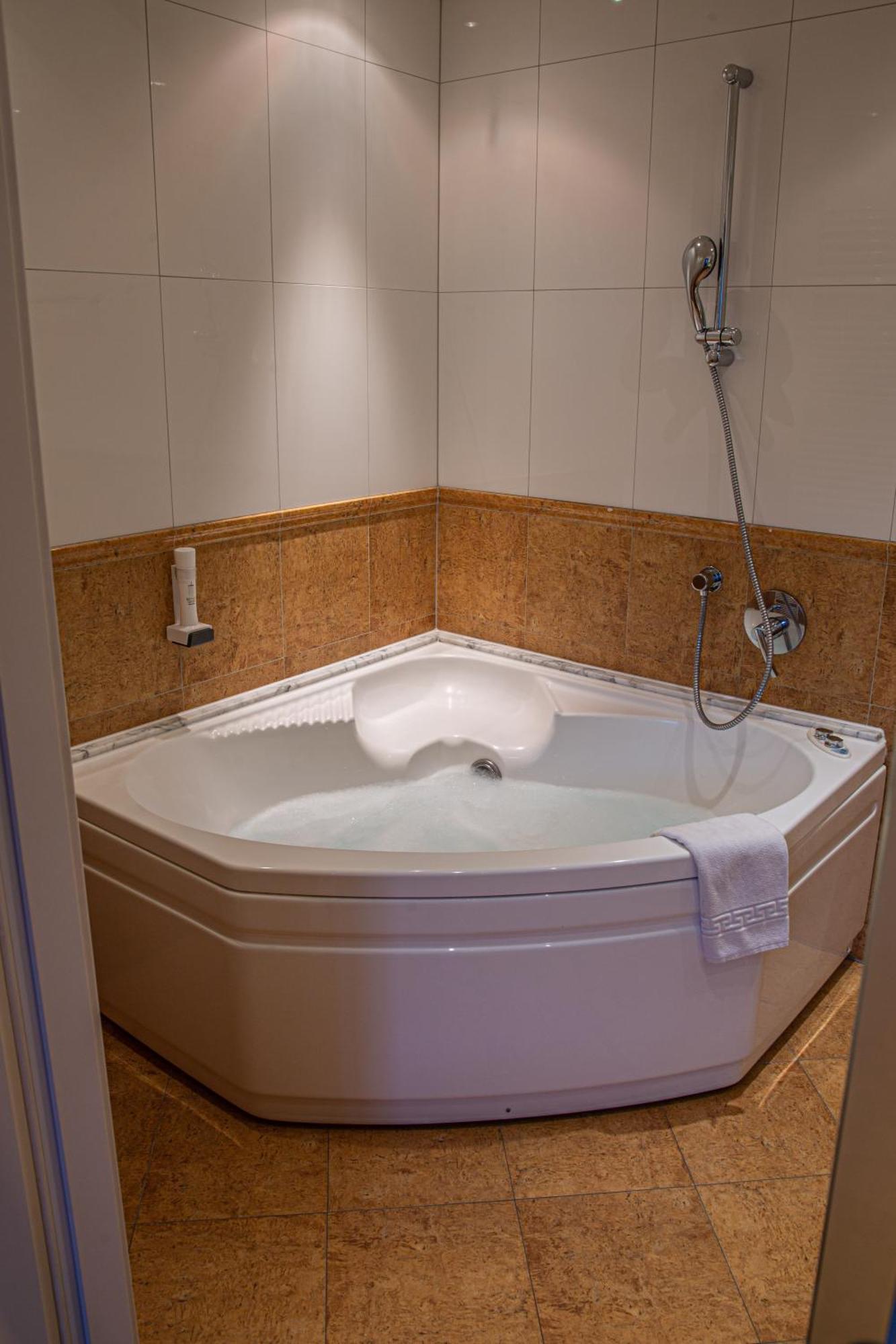 Deluxe Double Room Spa Bath,1438101316:JPEG