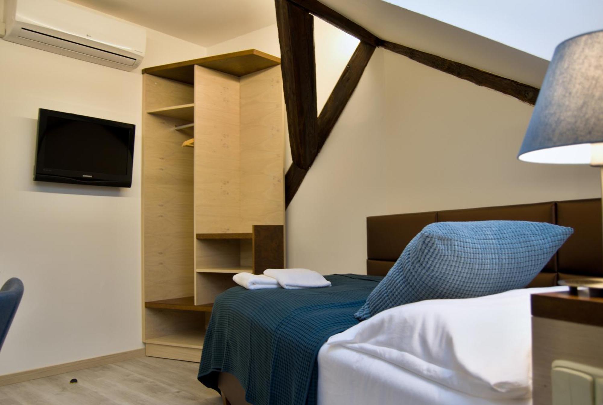 Single Room,666201351:JPEG