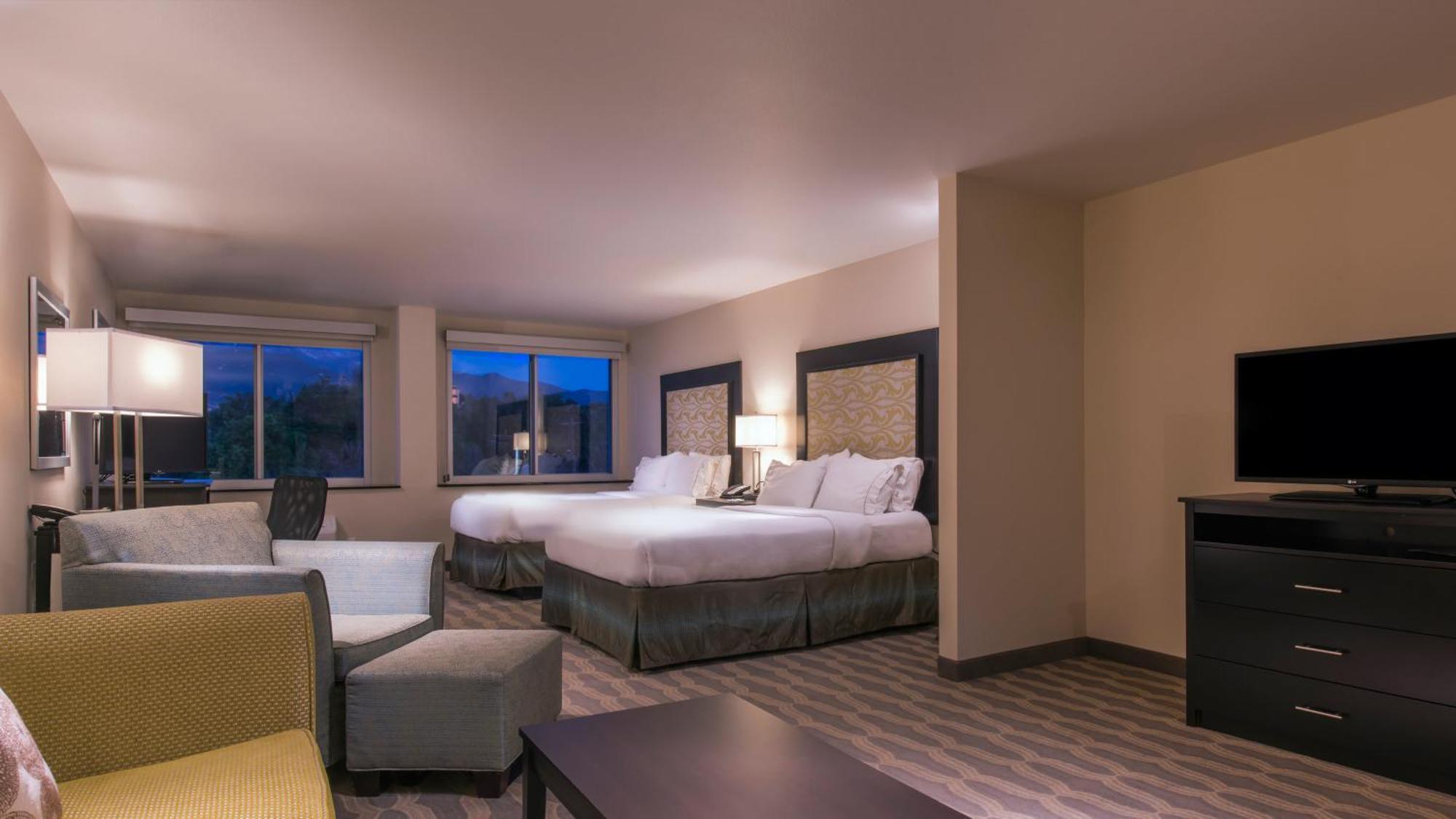 King Suite with Two King Beds/Mountain View/Sofa Bed,1275501829:JPEG