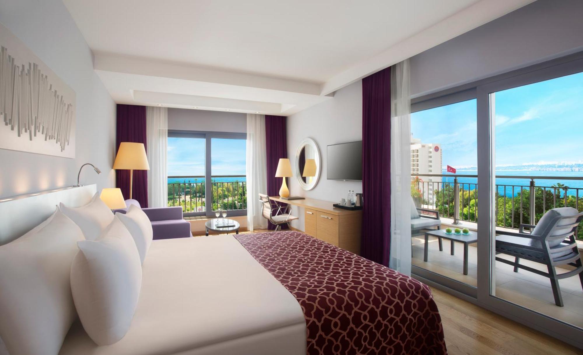V Casual Suite with Balcony and Sea View