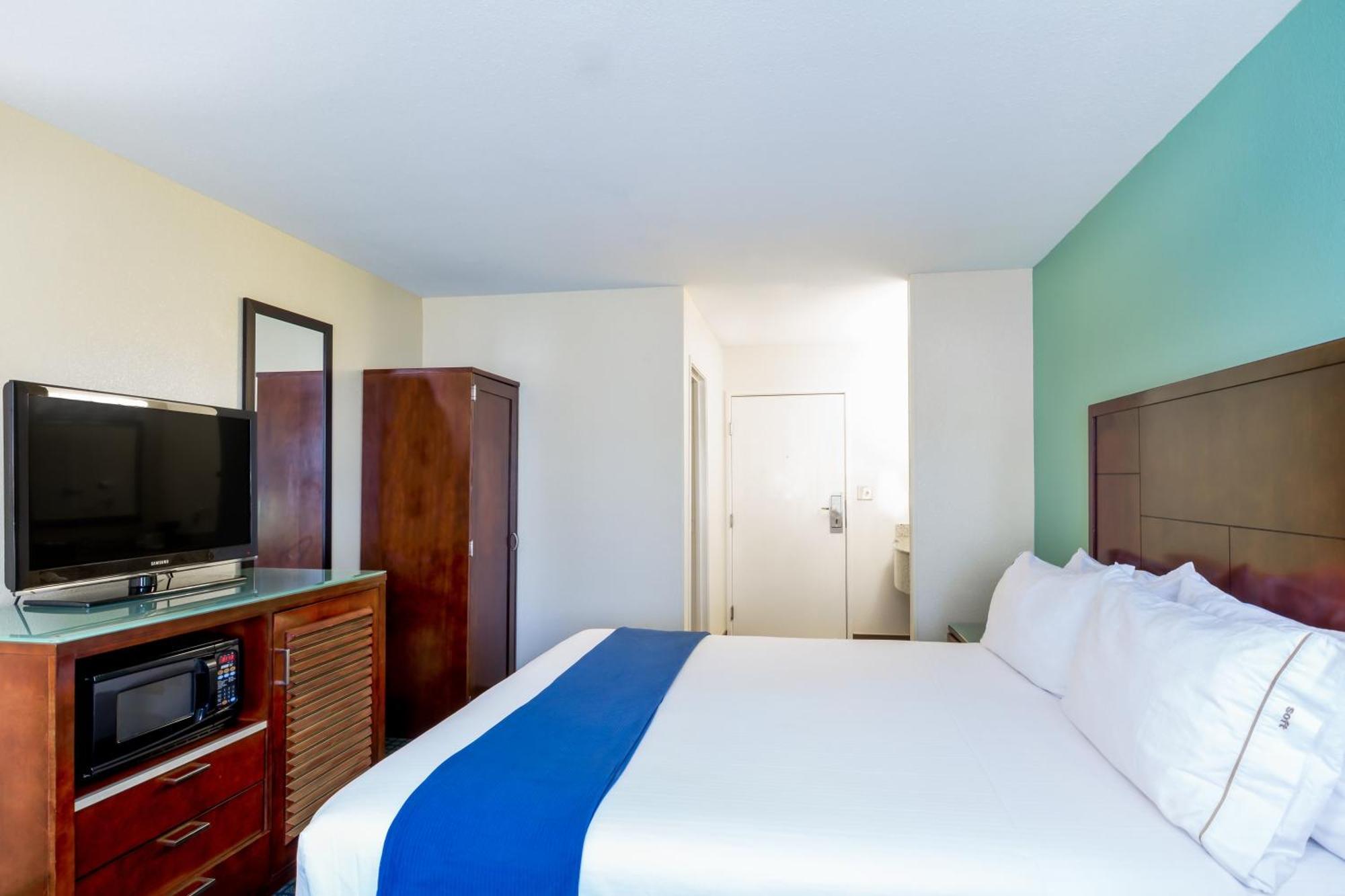 King Room - Mobility Access/Roll in Shower - Non-Smoking,1438490443:JPEG