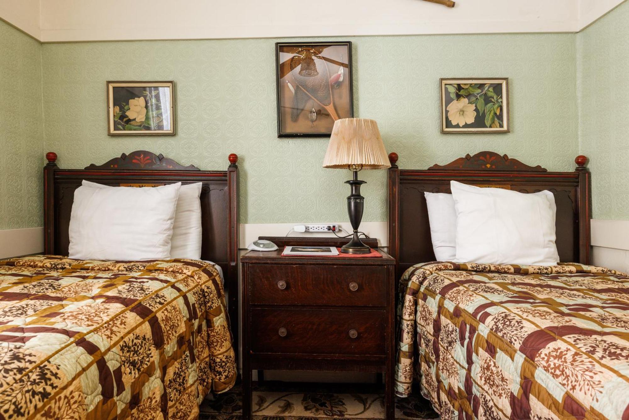 Two Twin-Sized Beds,1438870591:JPEG
