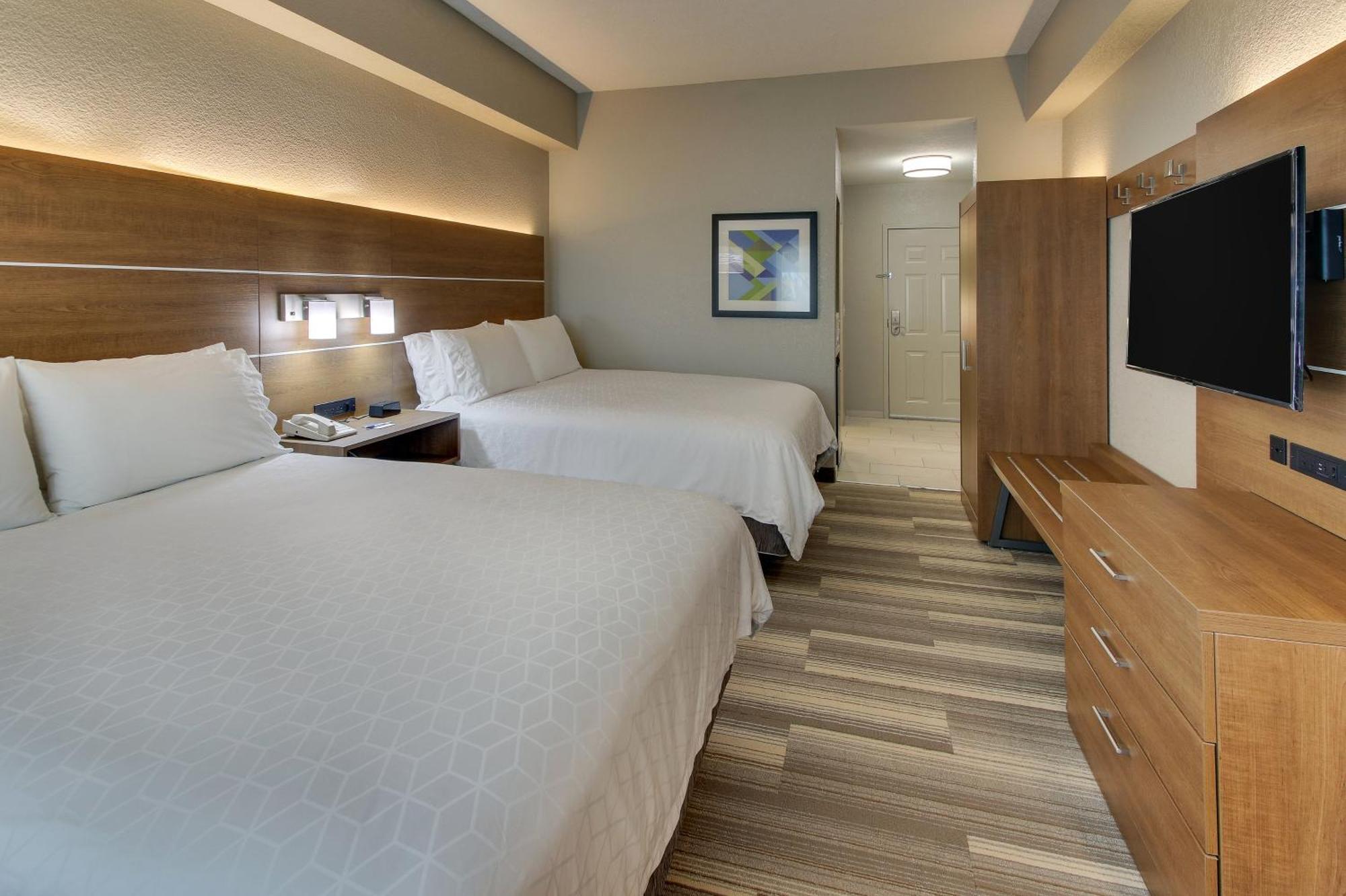 Standard Queen Room Two Queen Beds Communications Accessible
