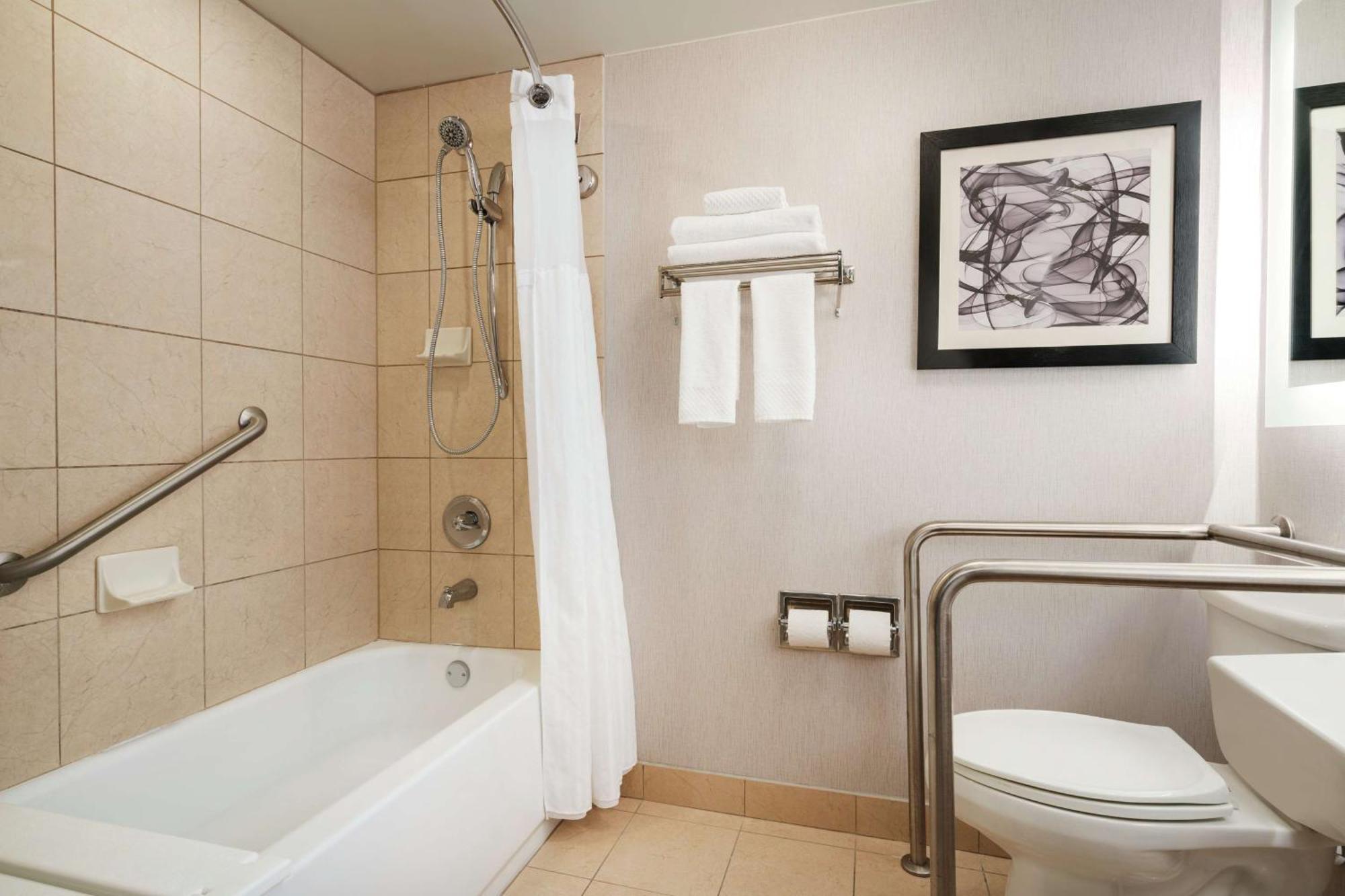 King Room Bath Tub Mobility Access,1439323228:JPEG
