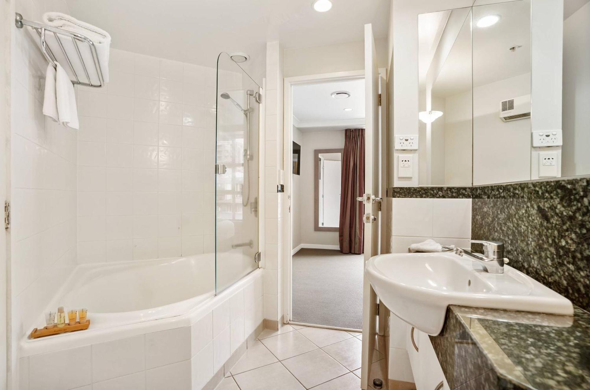 Executive Suite Spa Bath,1440961096:JPEG