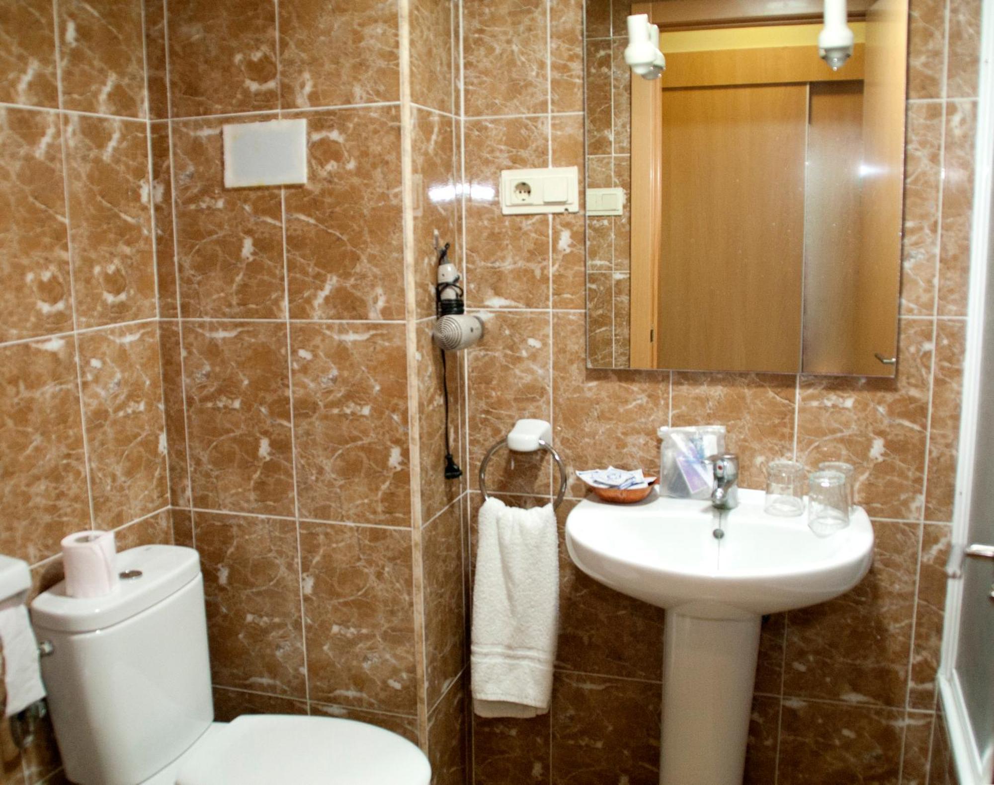 Twin Room,1589561547:JPEG