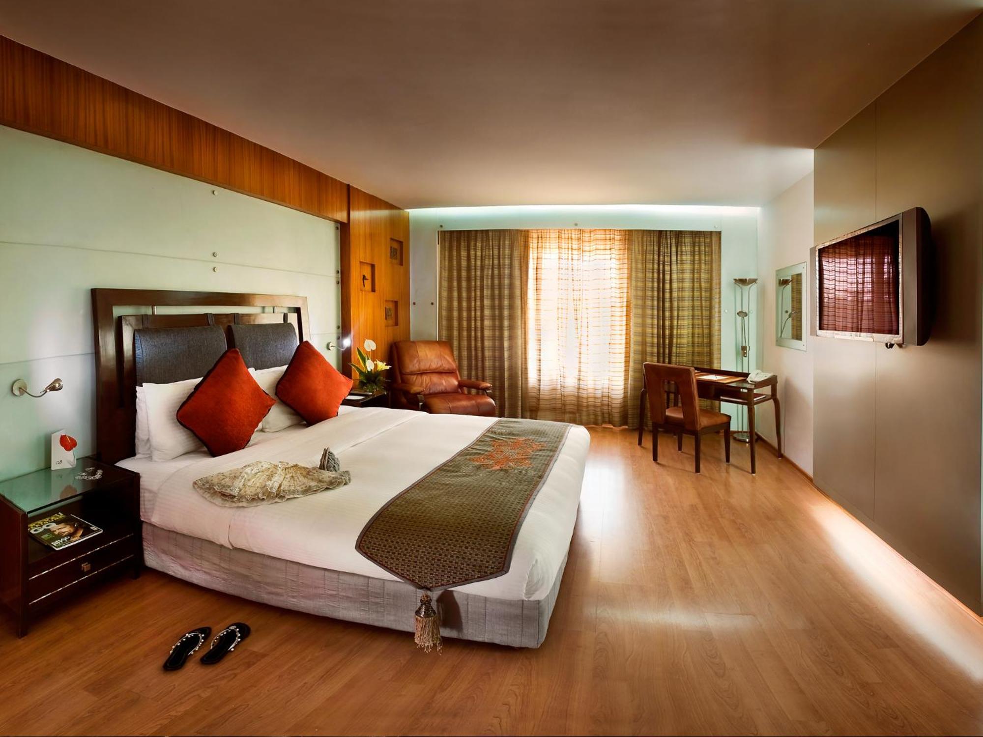 Lalit Deluxe Room Twin Bed Enjoy Happy Hours 11 on Alcoholic Beverages Soft Beverages