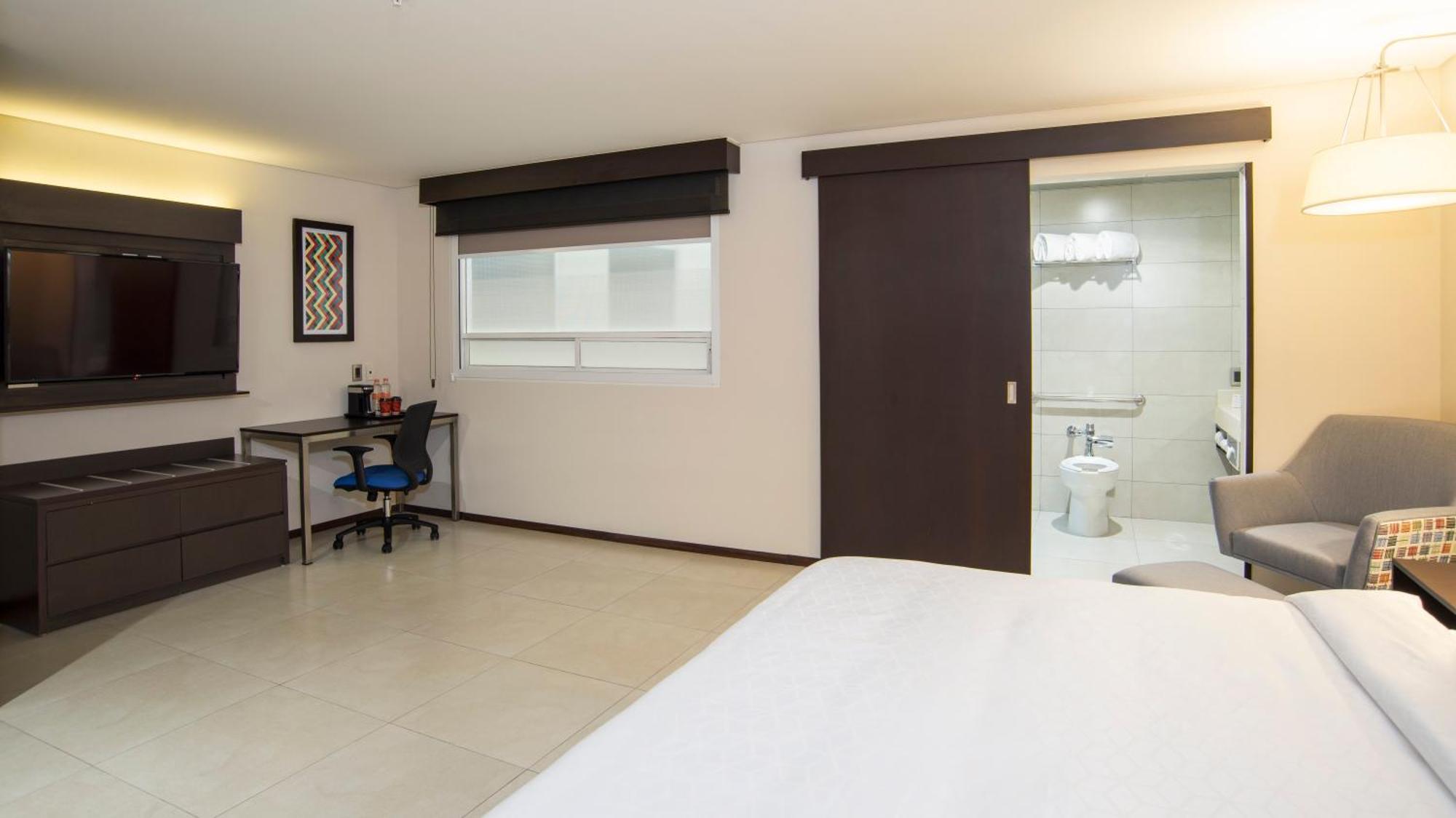 Standard King Room Accessible