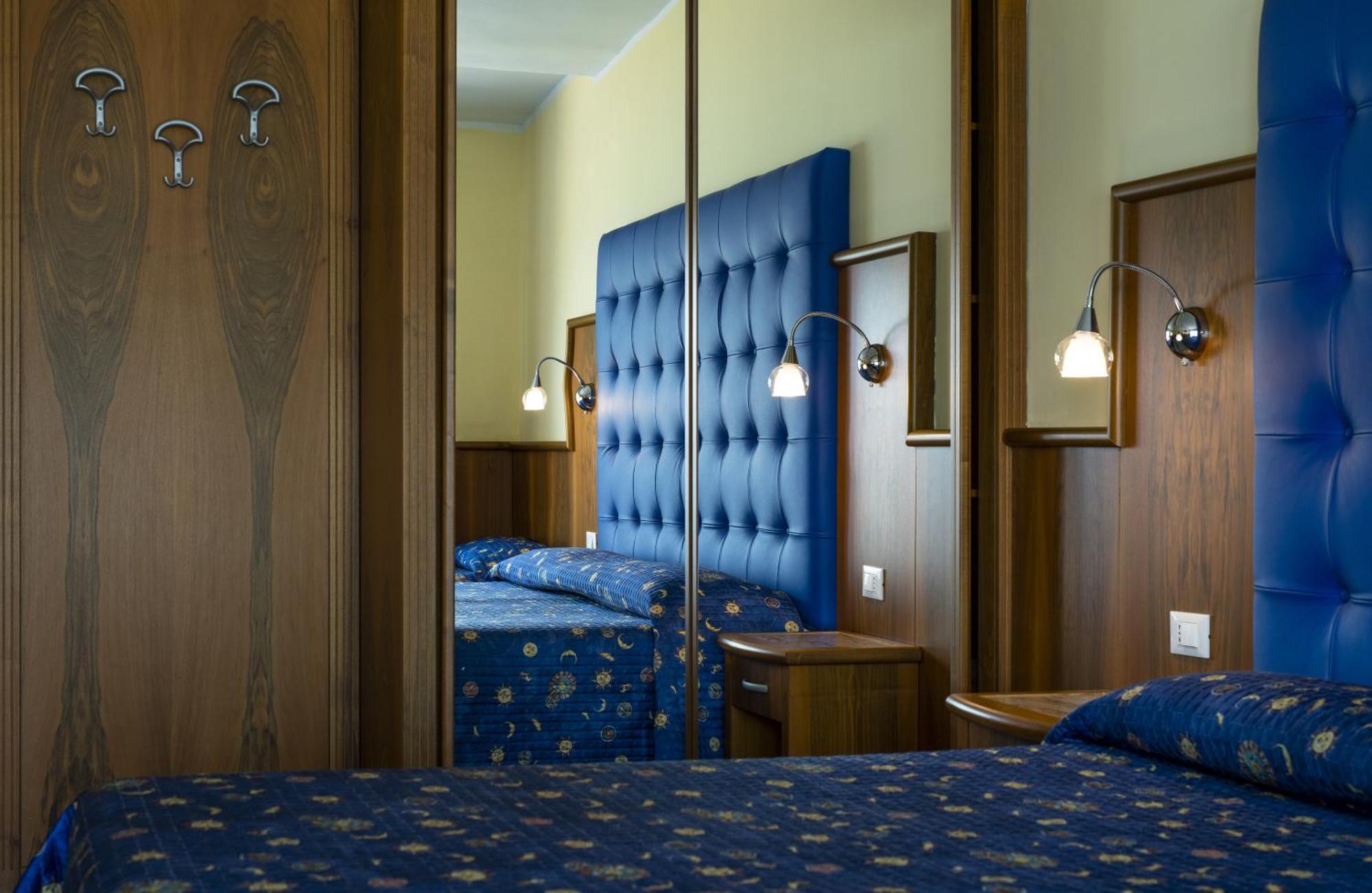 Large Single Room,662811378:JPEG