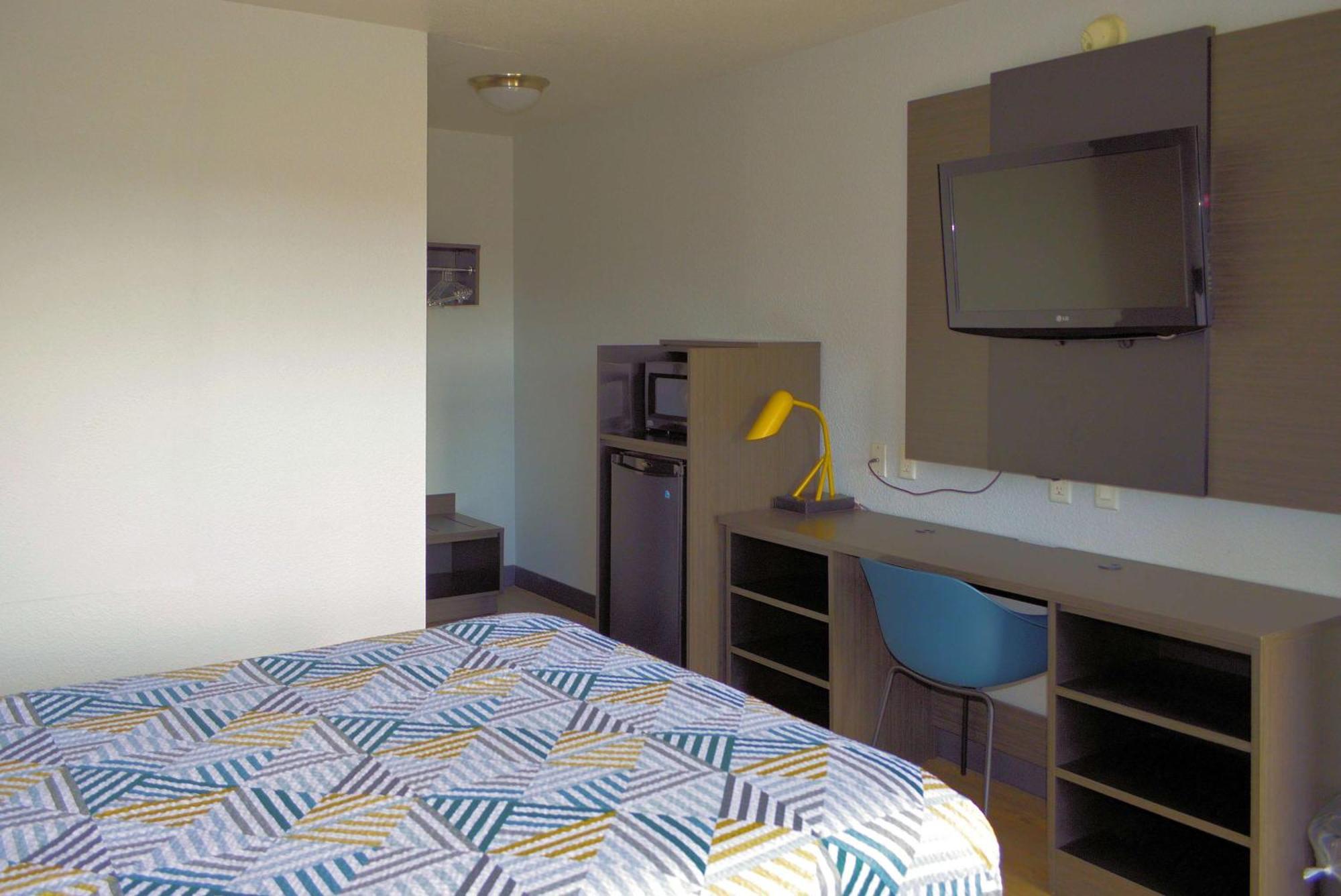 2 Full Beds | Non-Smoking | Near Reno-Tahoe International Airport