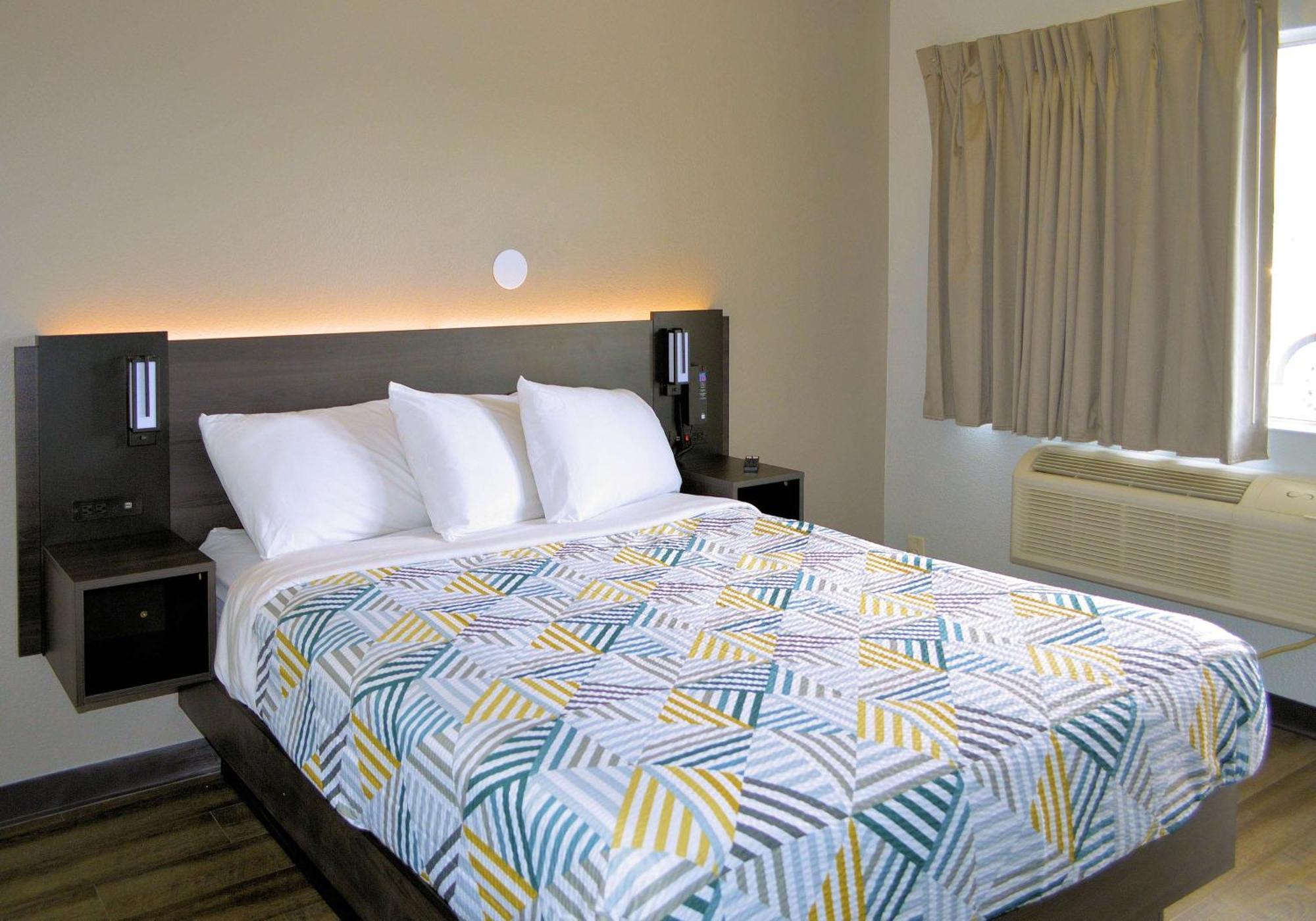 1 Queen Bed 