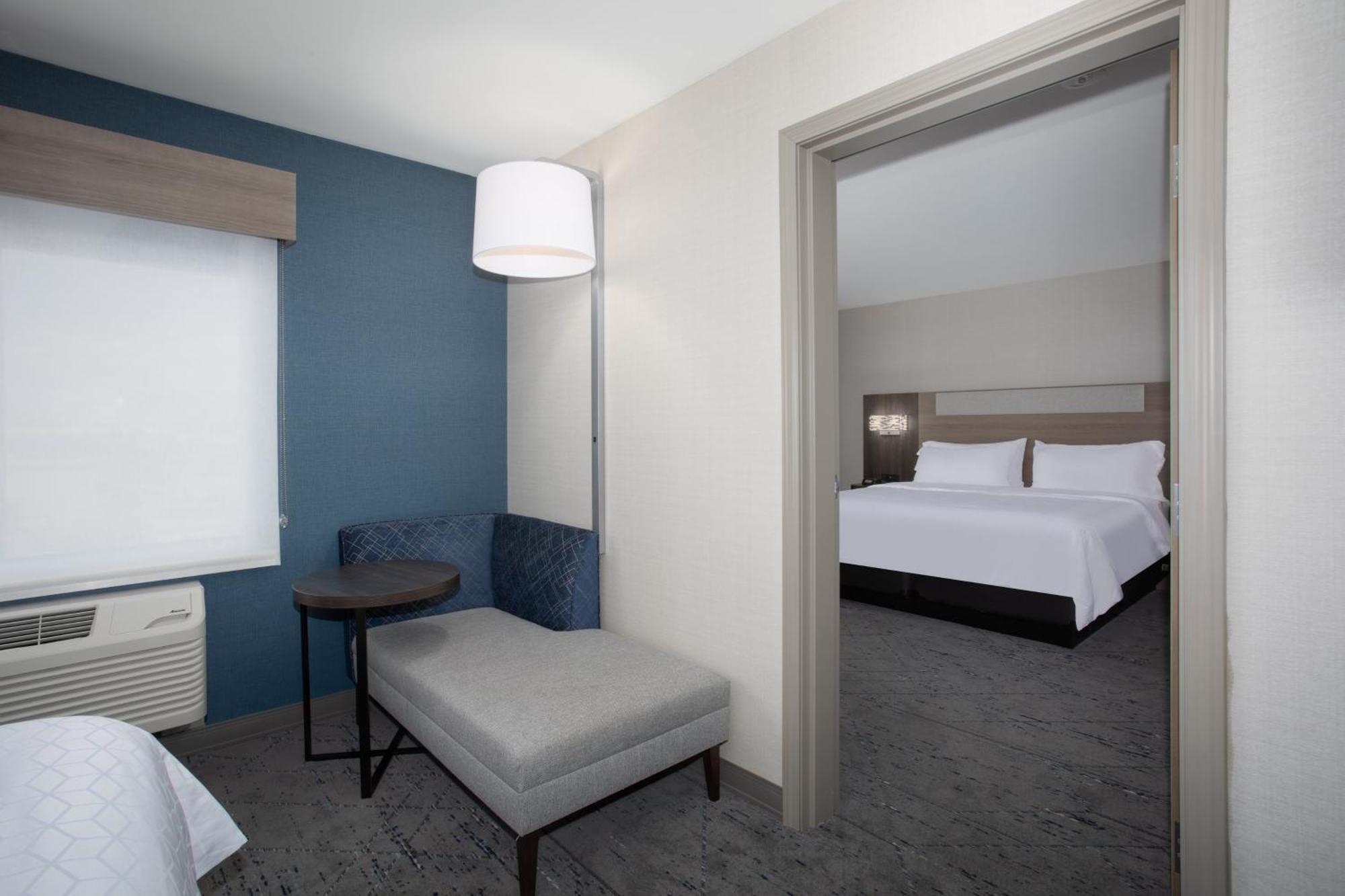 King Suite with Two Queen Beds and Tub - Mobility Accessible