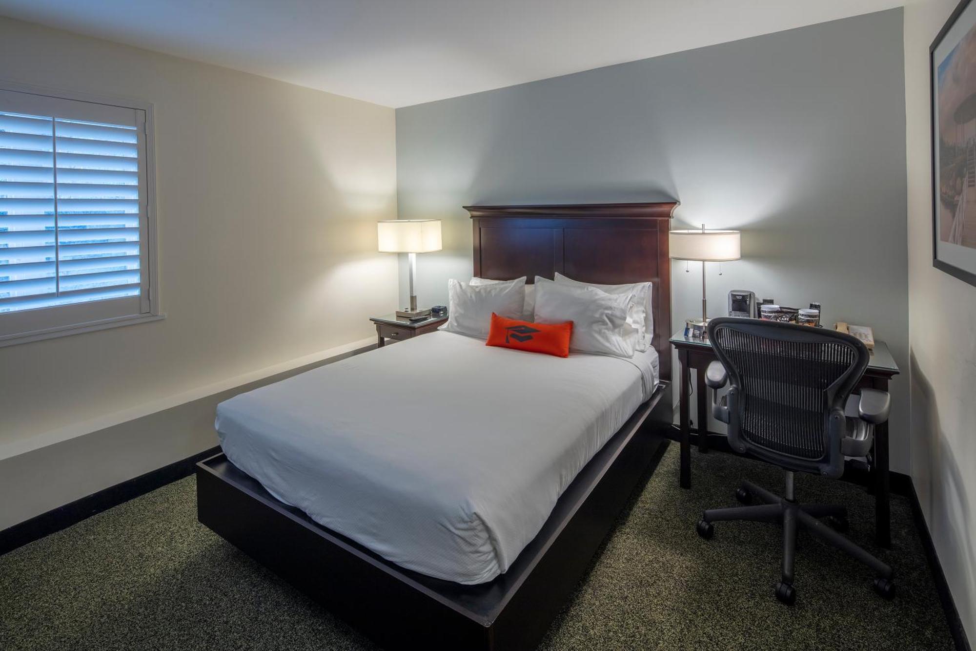 1 Queen Bed Deluxe Mobility Accessible Room Non-Smoking
