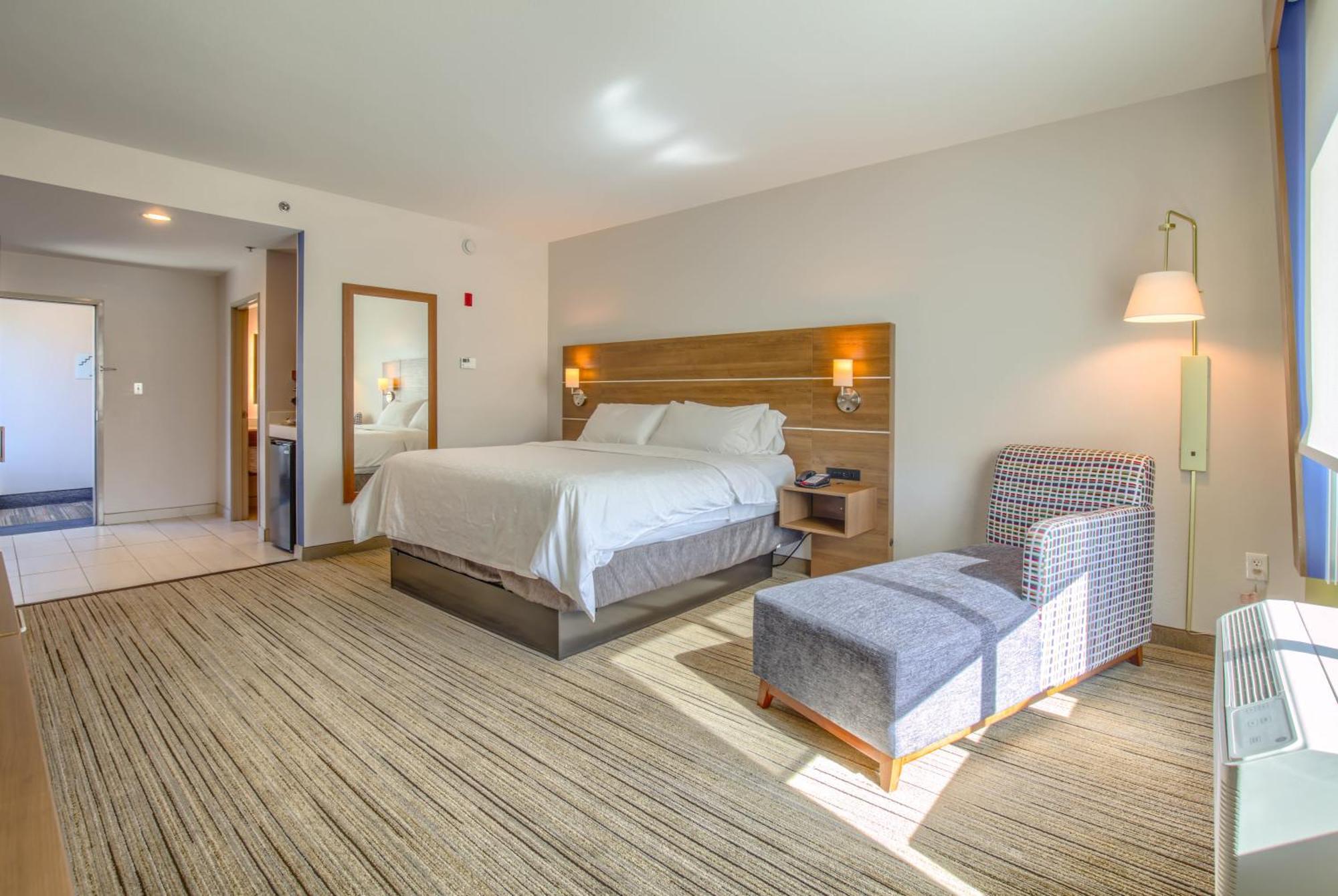 Standard King Room Mobility Accessible Tub