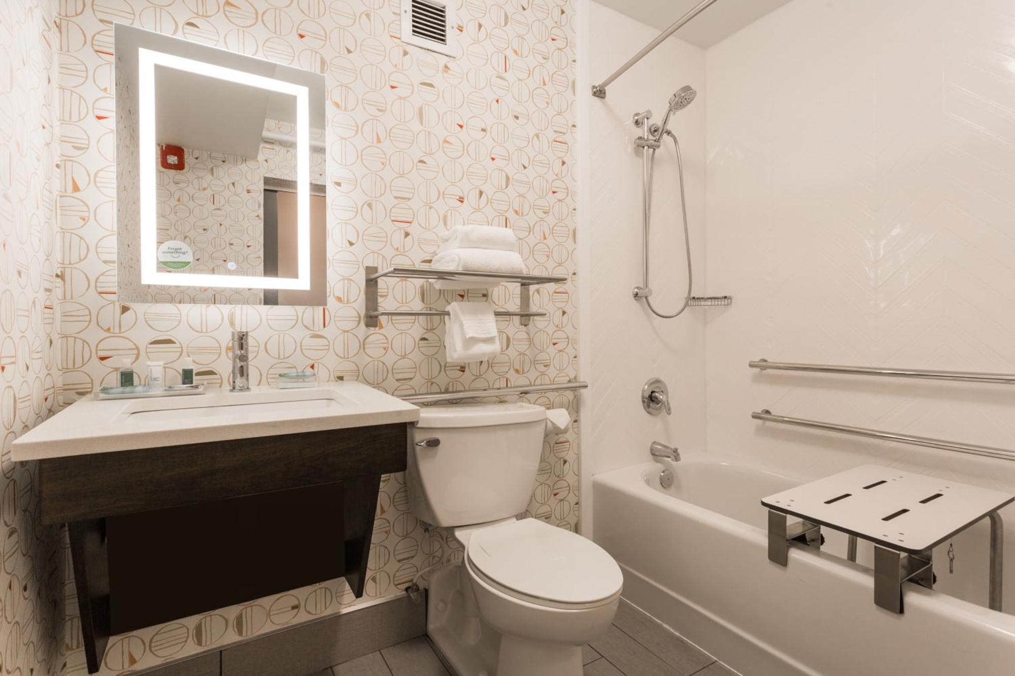 Deluxe King Room Hearing Accessible Bath Tub or Non-Smoking