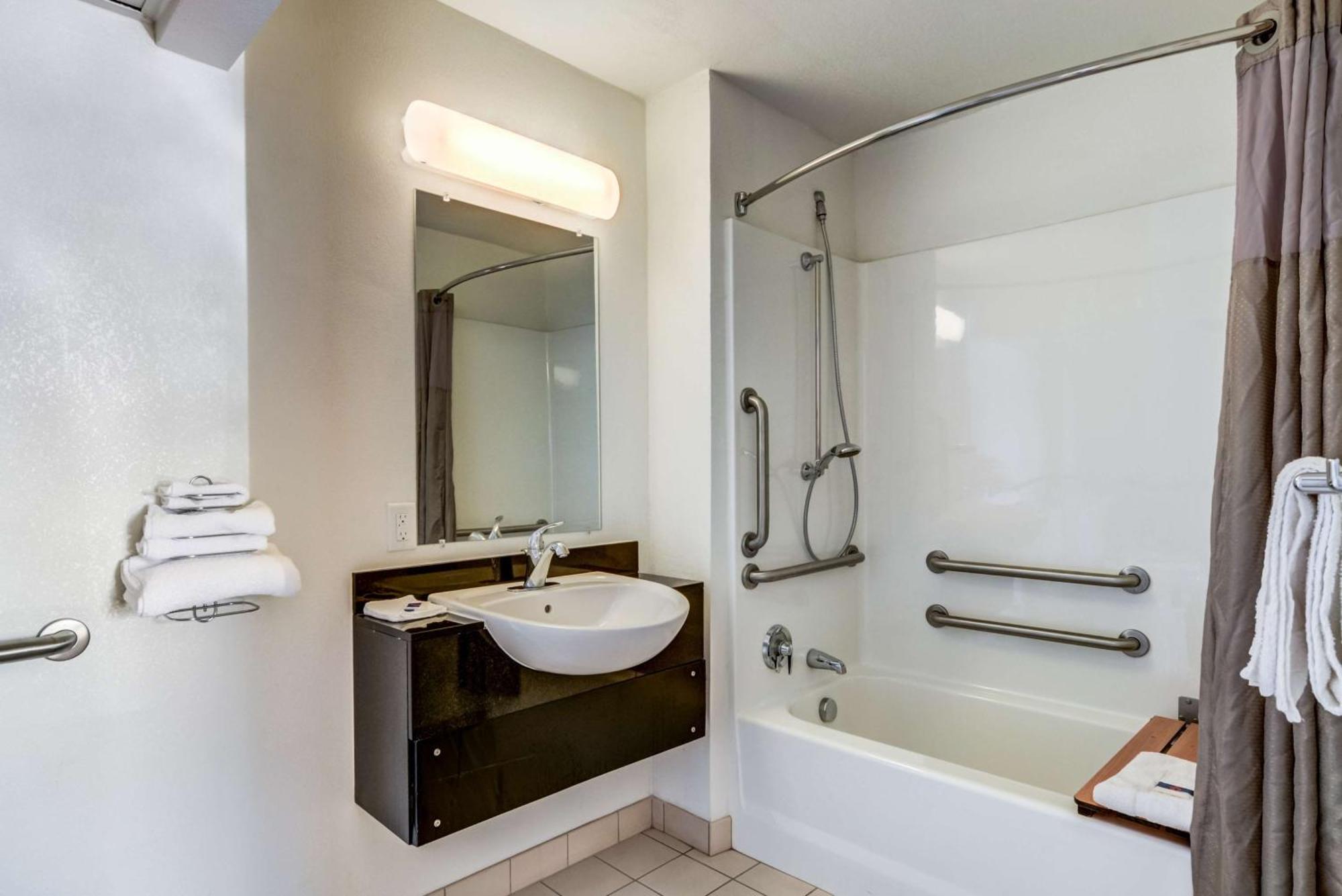 Double Room - Disability Access - Roll In Shower