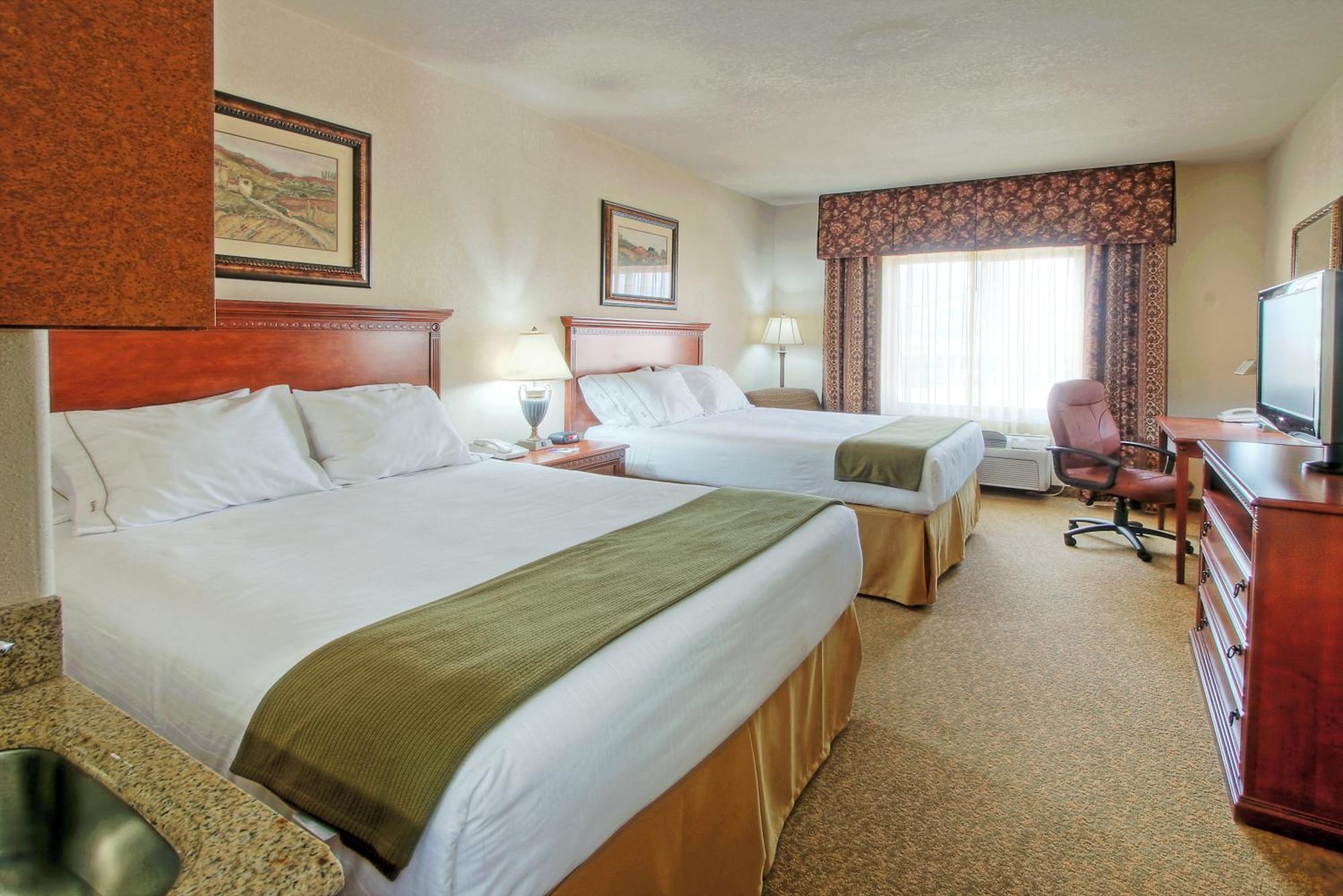 Queen Room with Two Queen Beds - Hearing Accessible/Non-Smoking