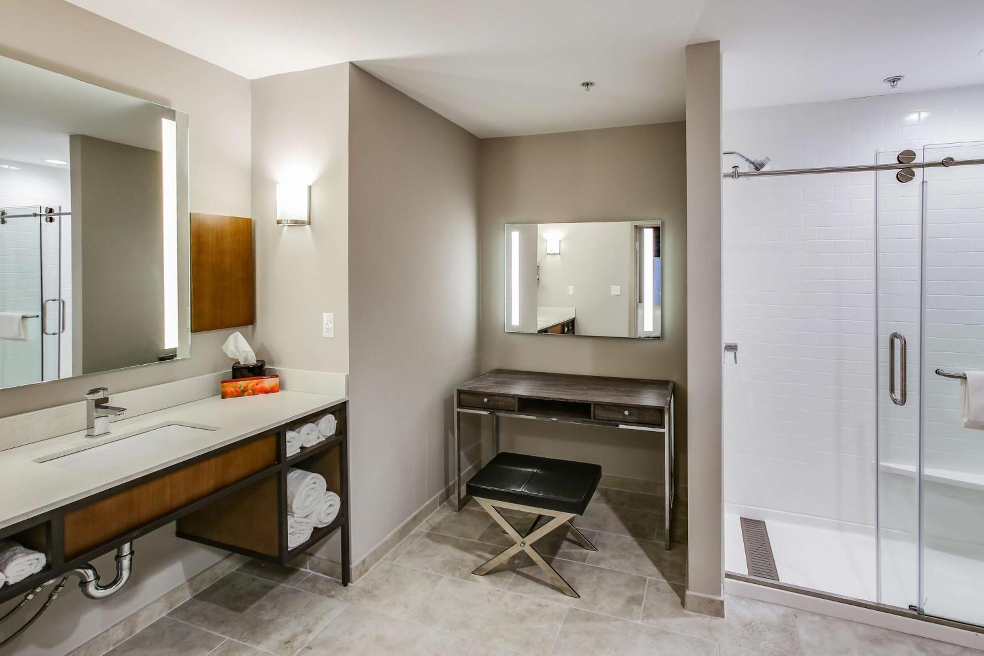 One-Bedroom King Suite