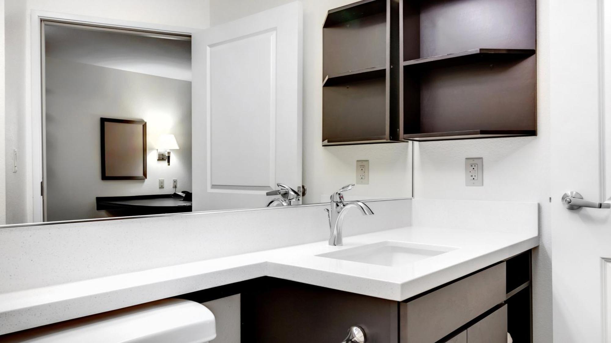One-Bedroom King Suite,1450503454:JPEG