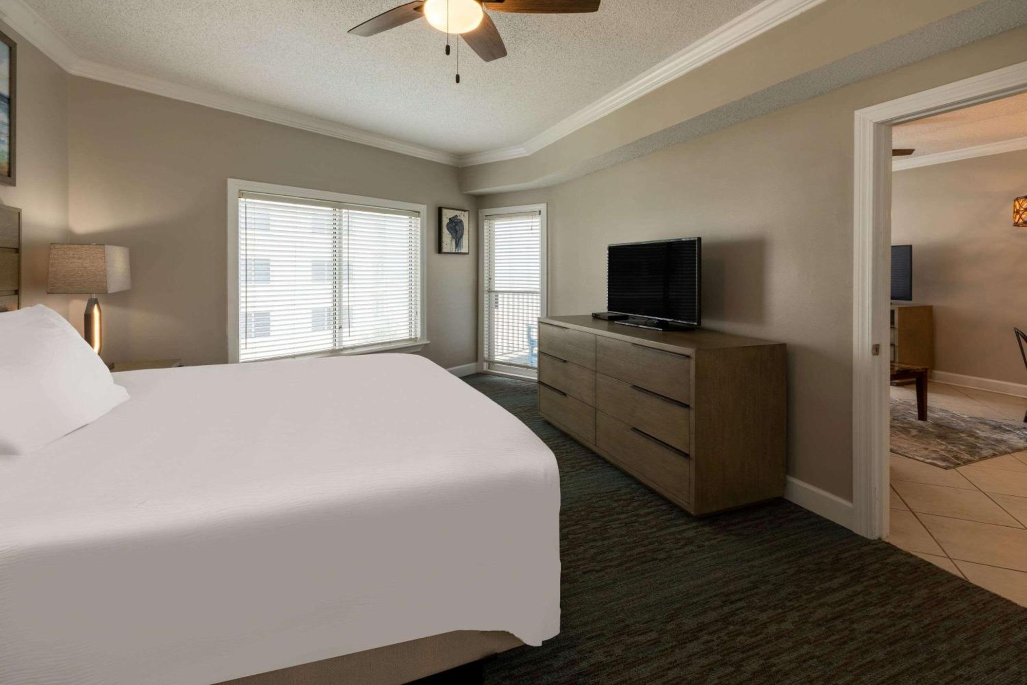 One-Bedroom King Apartment Ocean View Non-Smoking,1345539665:JPEG