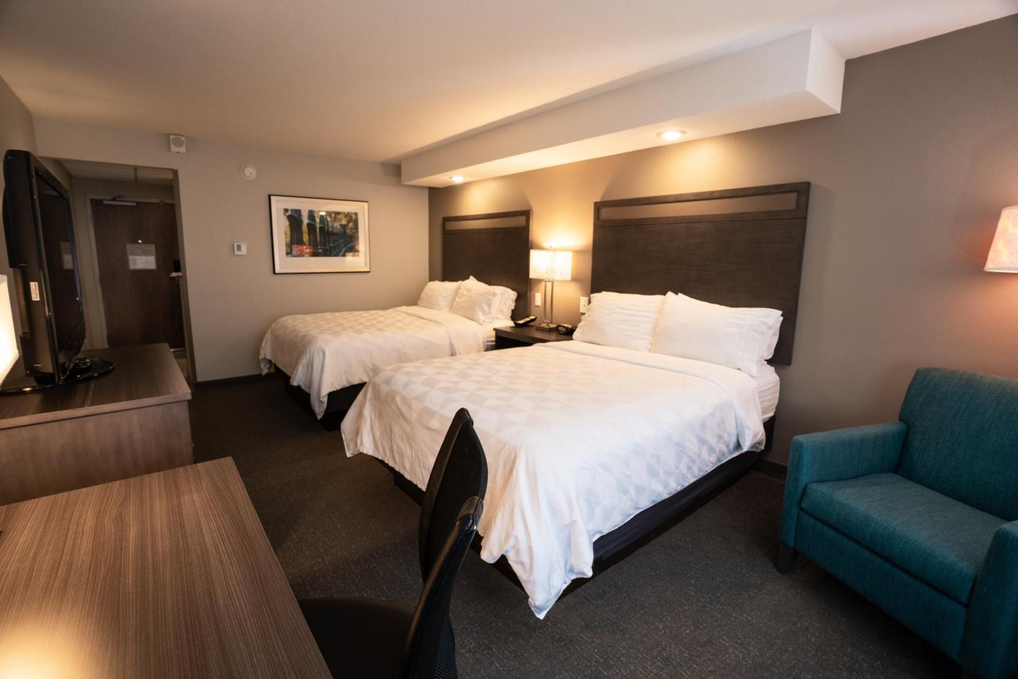 Standard Queen Room Two Queen Beds Pool Wing