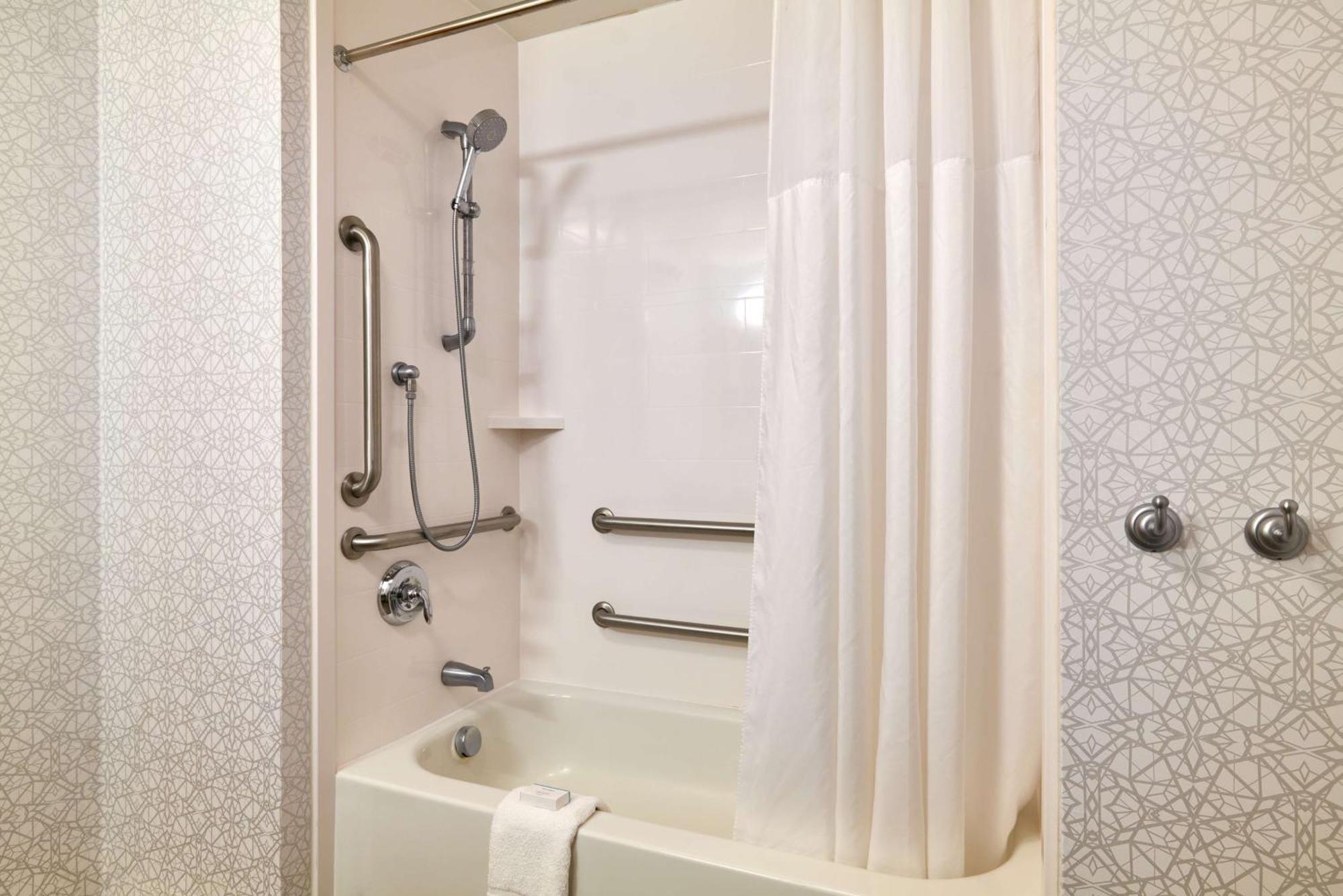 Queen Room Two Queen Beds Mobility Hearing Access