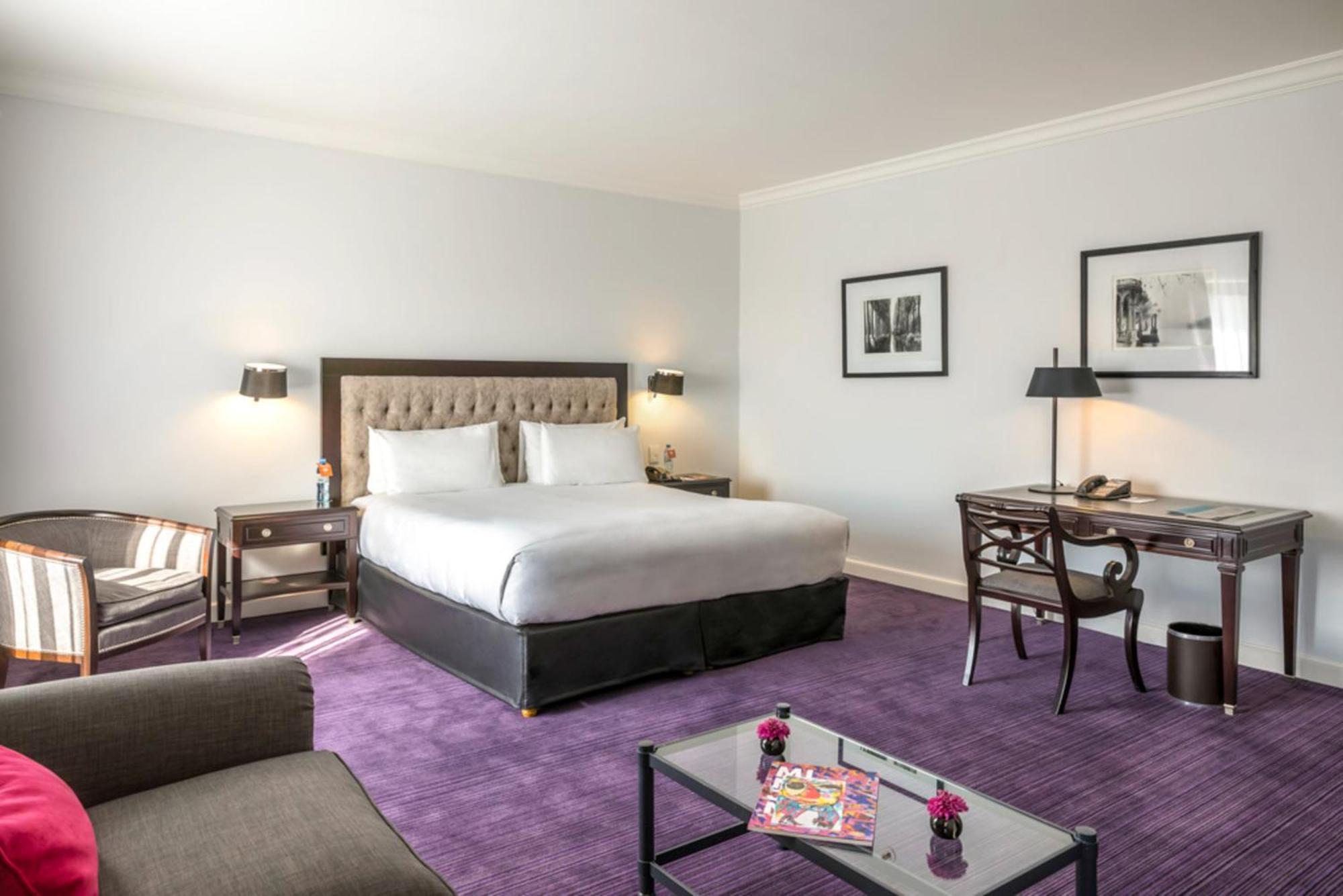 Junior Queen Suite City View