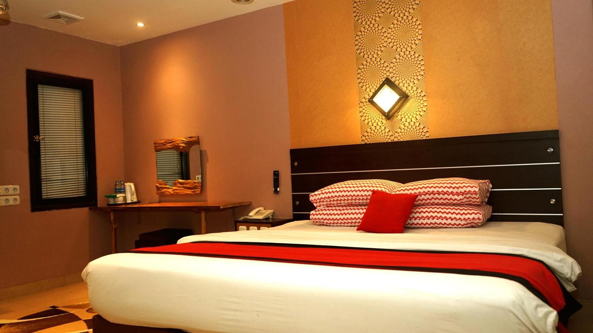 Deluxe Double or Twin Room shuttle to Gambir Railway Station