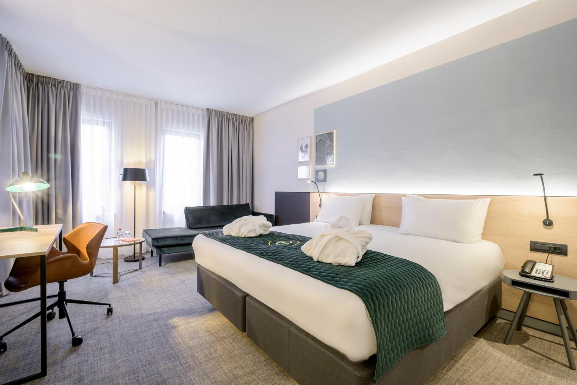 Standard King Room Mid Floor