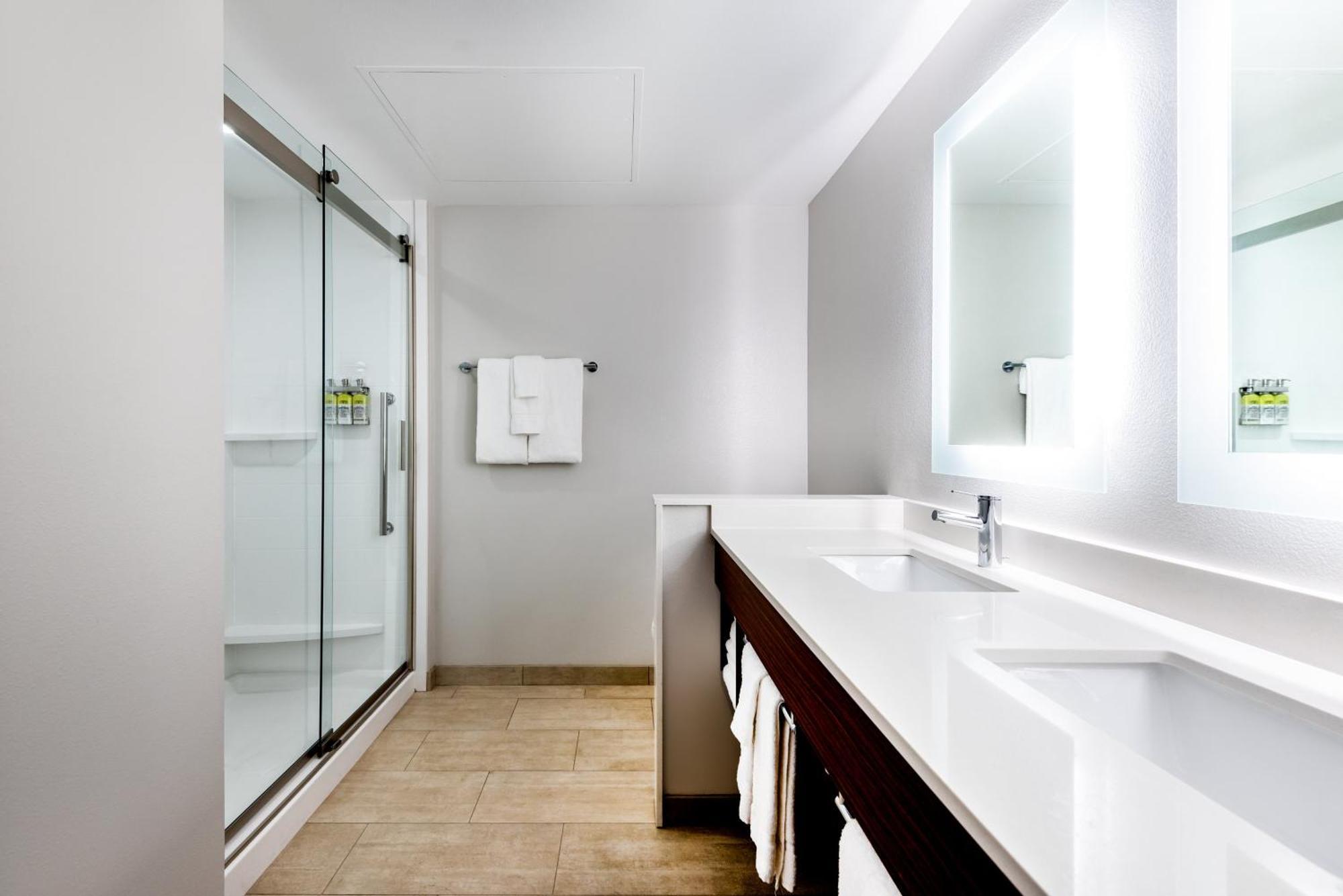 Queen Room Two Queen Beds Hearing Accessible or Non-Smoking