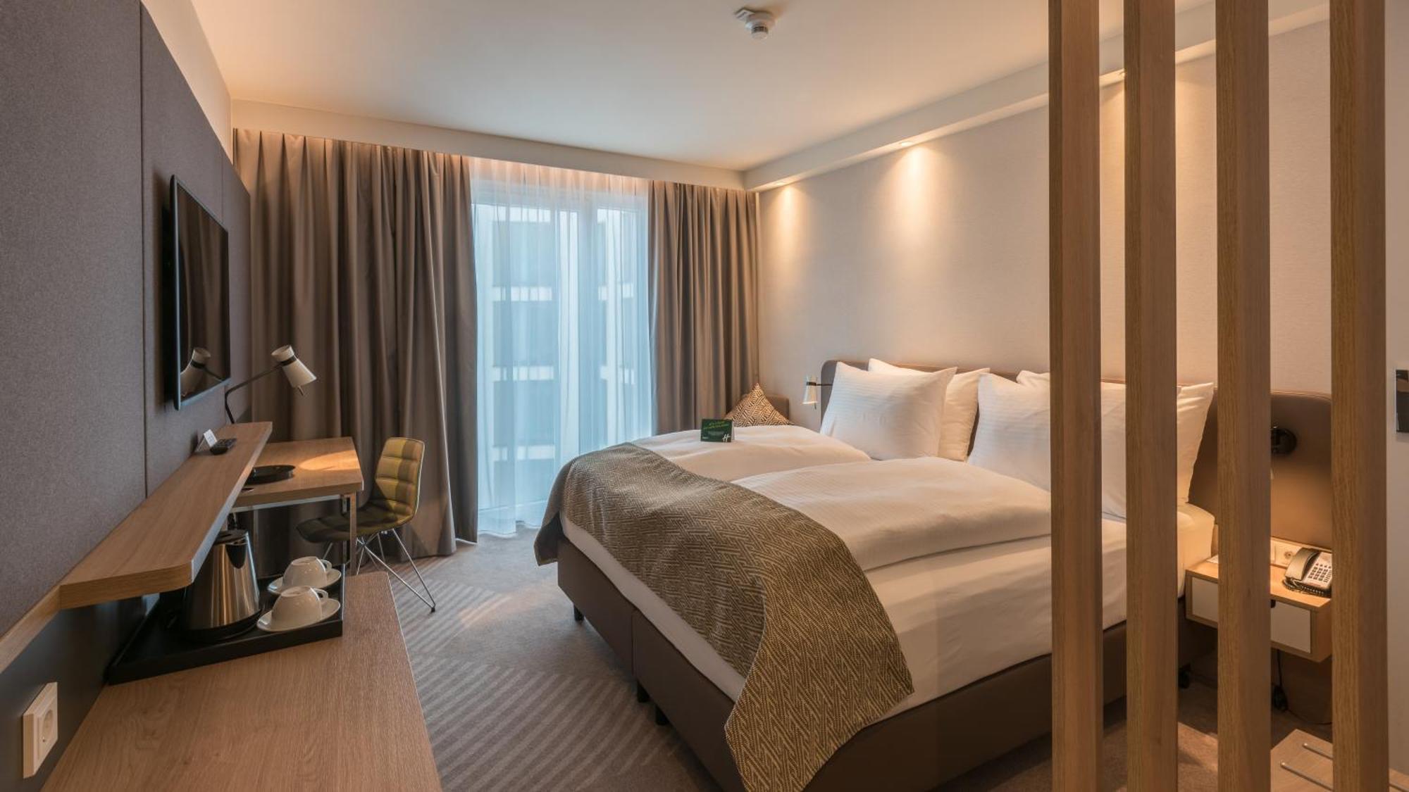 Standard Queen Room