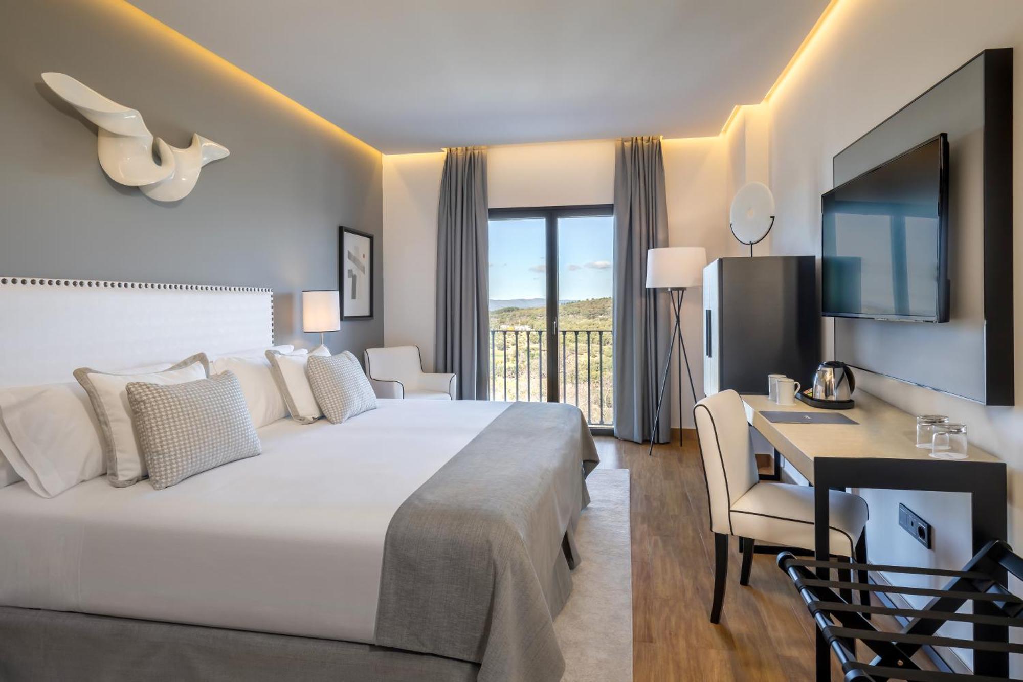 Deluxe Double Room Balcony mountain view