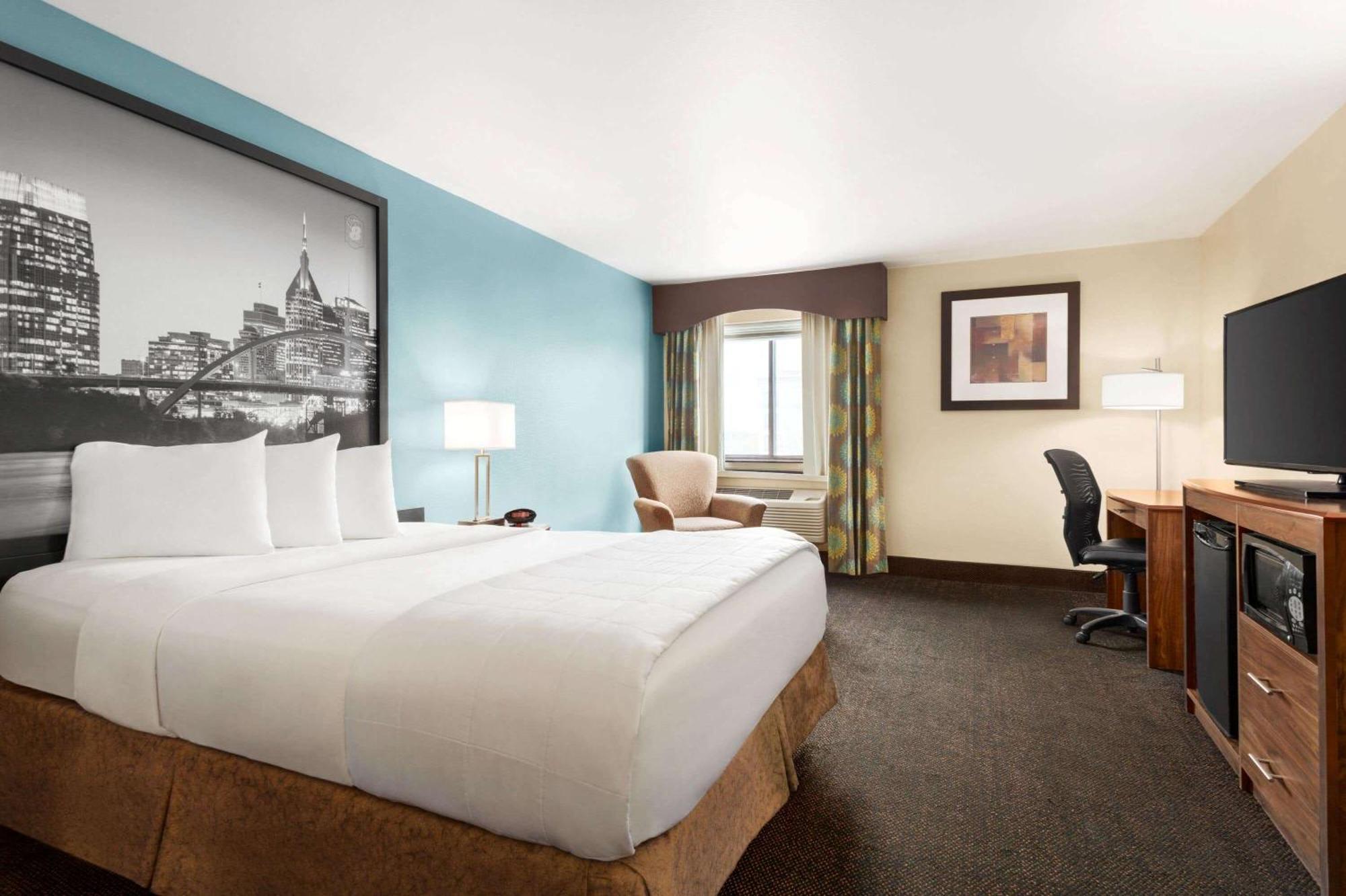 Single Queen Room