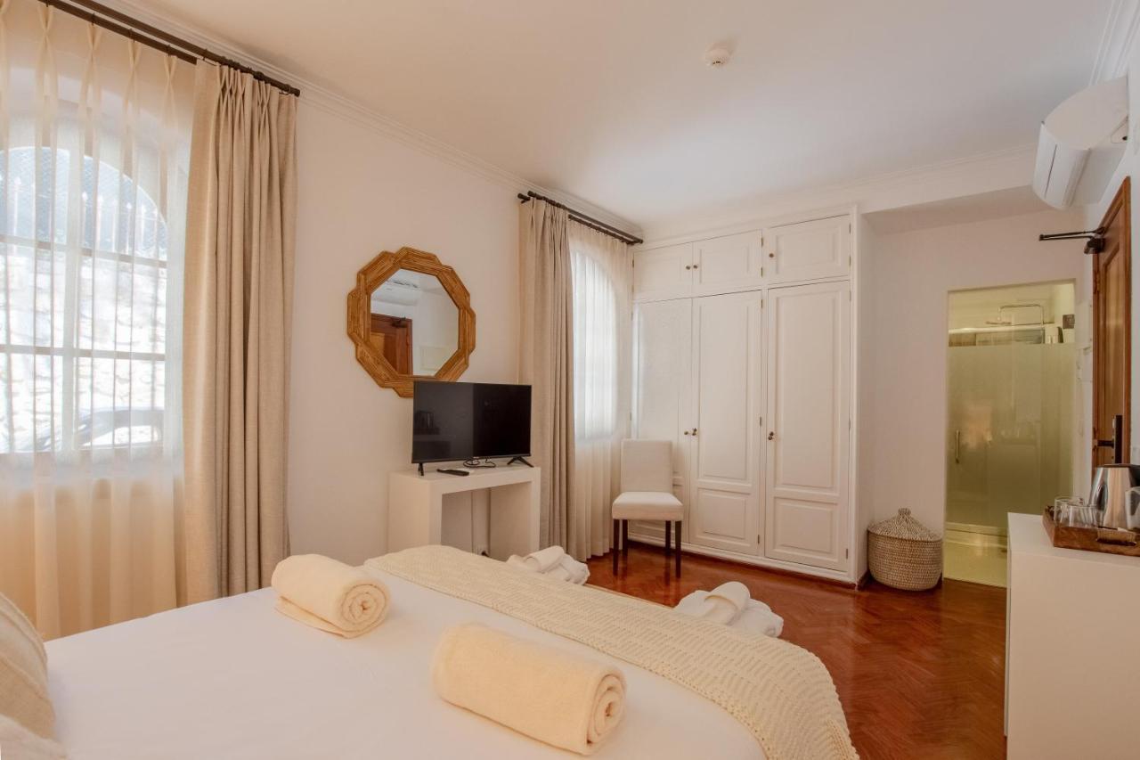 Deluxe Queen Suite