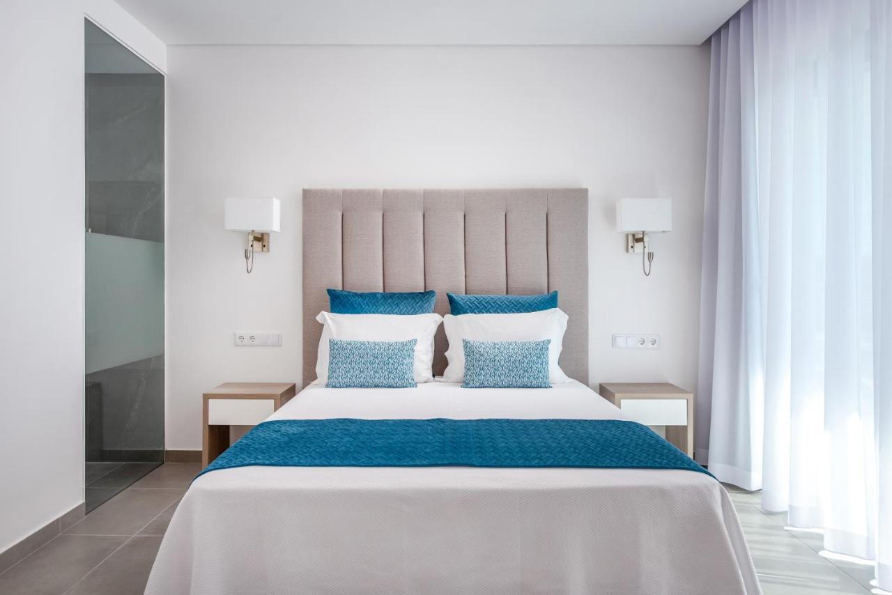 Suite mit Queensize-Doppelbett und Poolblick