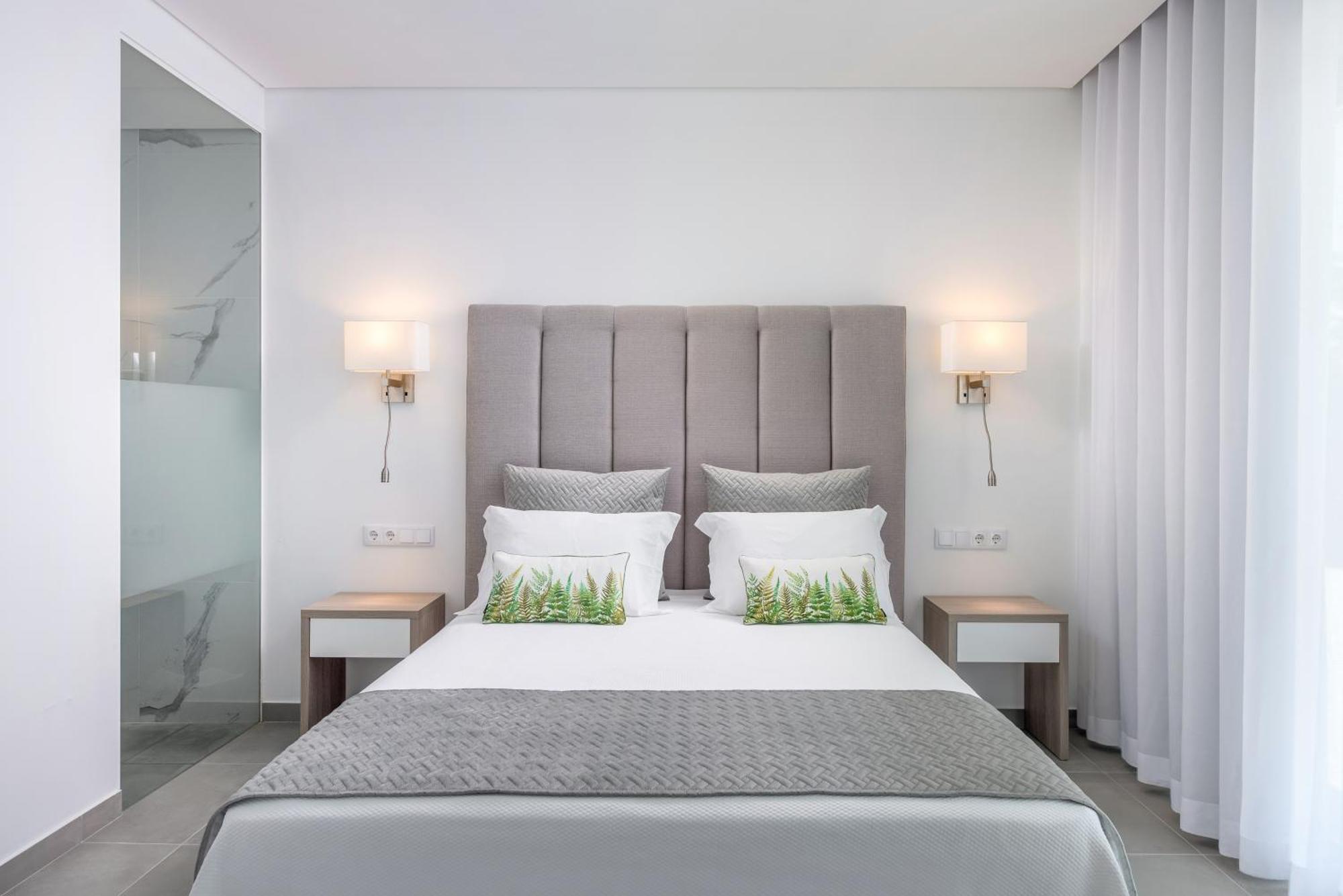 Suite mit Queensize-Doppelbett und Poolblick
