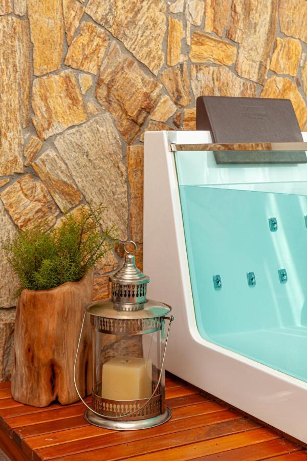 Suite Hot Tub,1472723608:JPEG