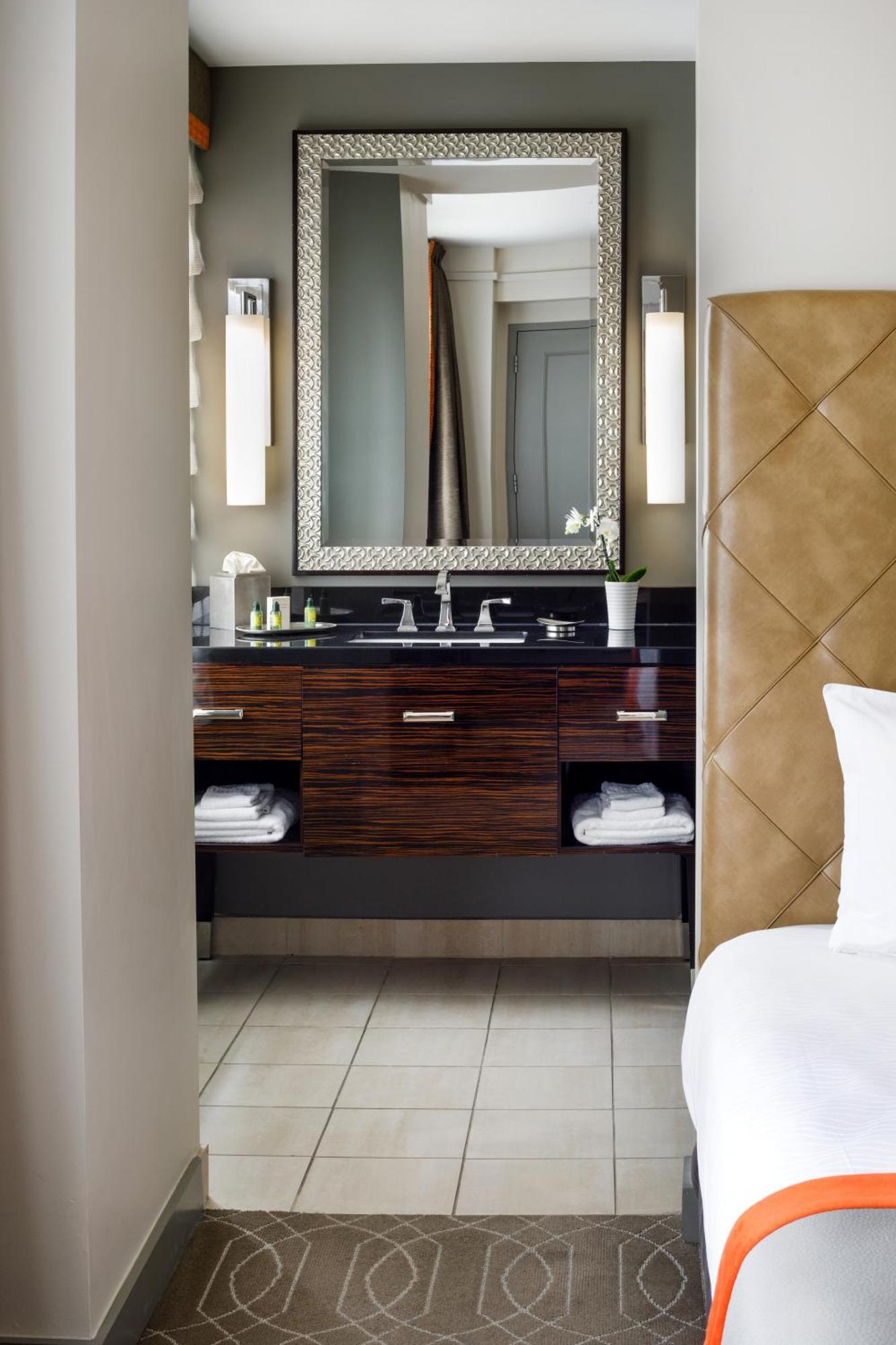 Deluxe Double Queen Room