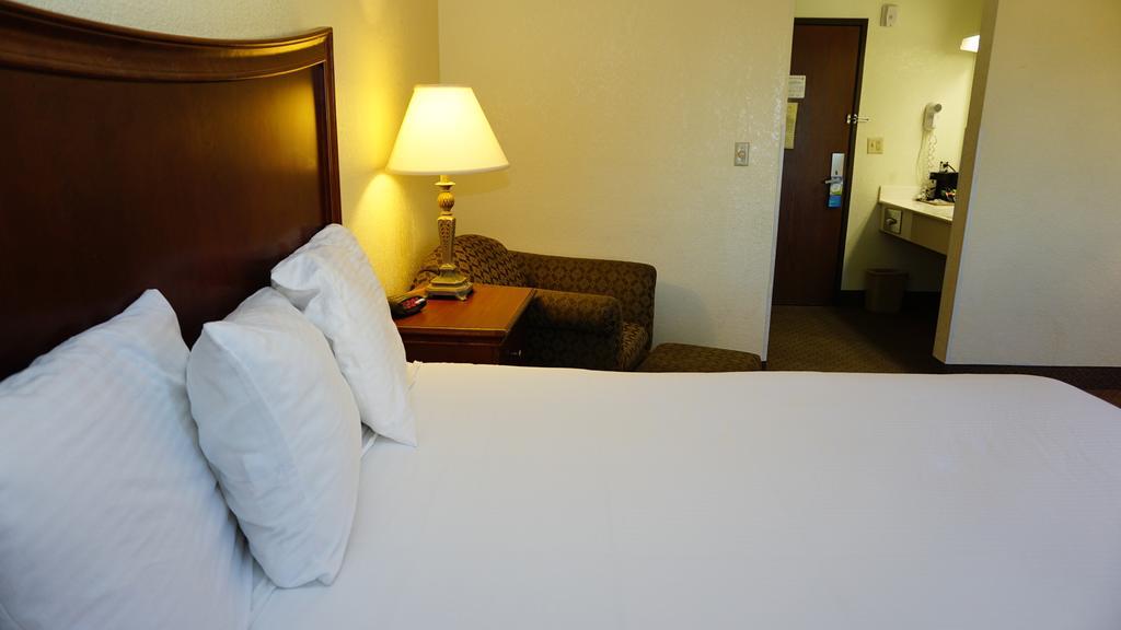 King Suite Two Queen Beds Non-Smoking,147728288:JPEG