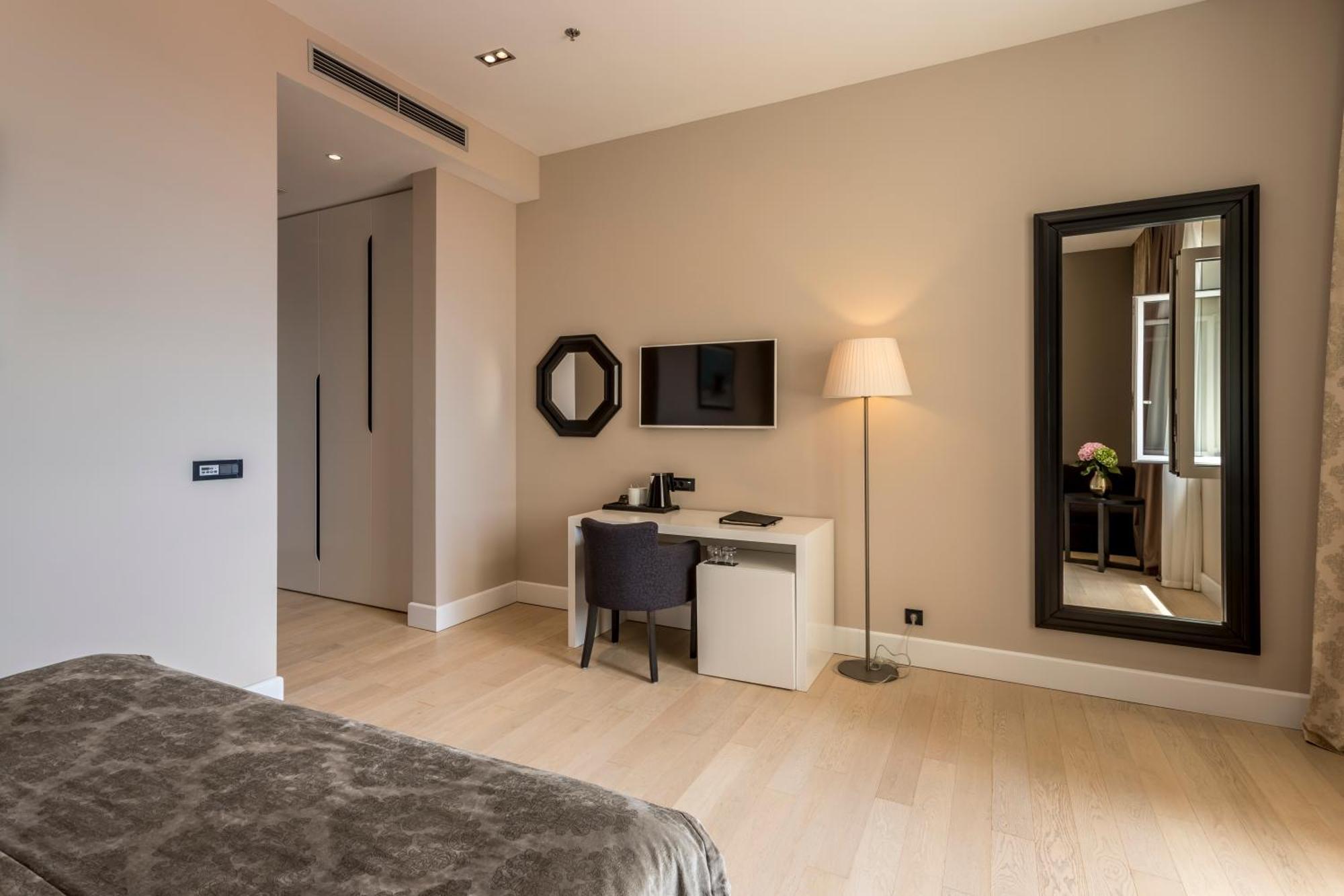 Deluxe King Room City View Spa Access