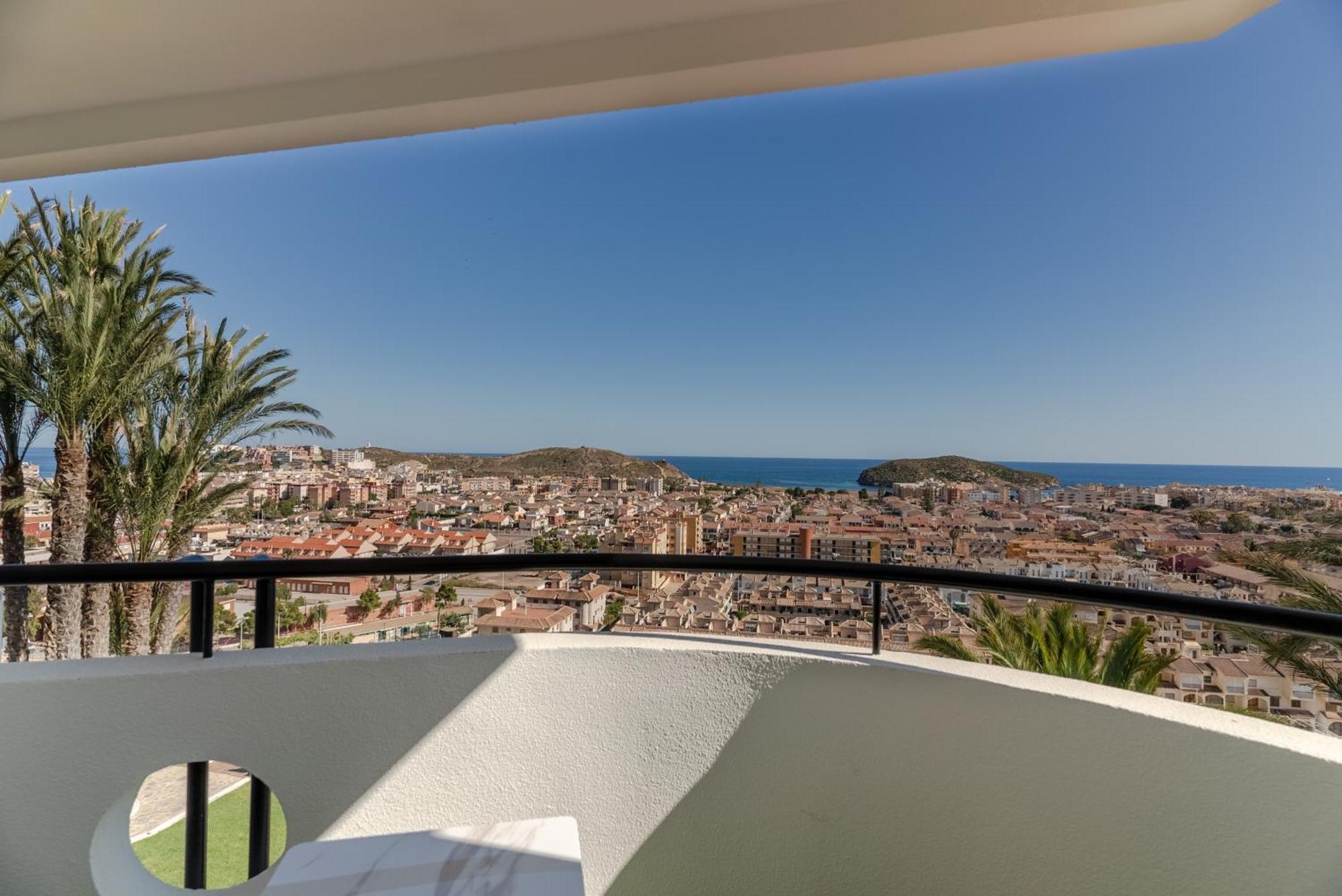 Single Beds Deluxe Room Sea View